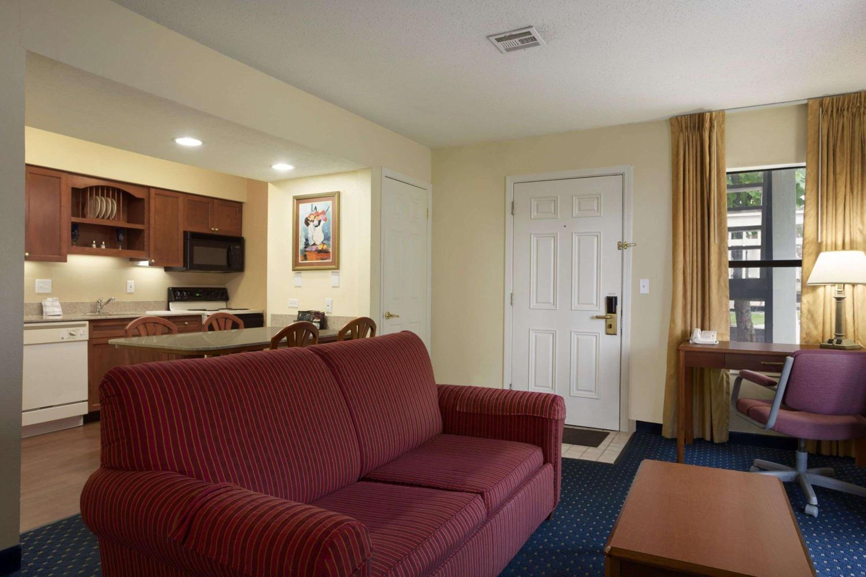 Queen Studio Suite - Non-Smoking photo 2