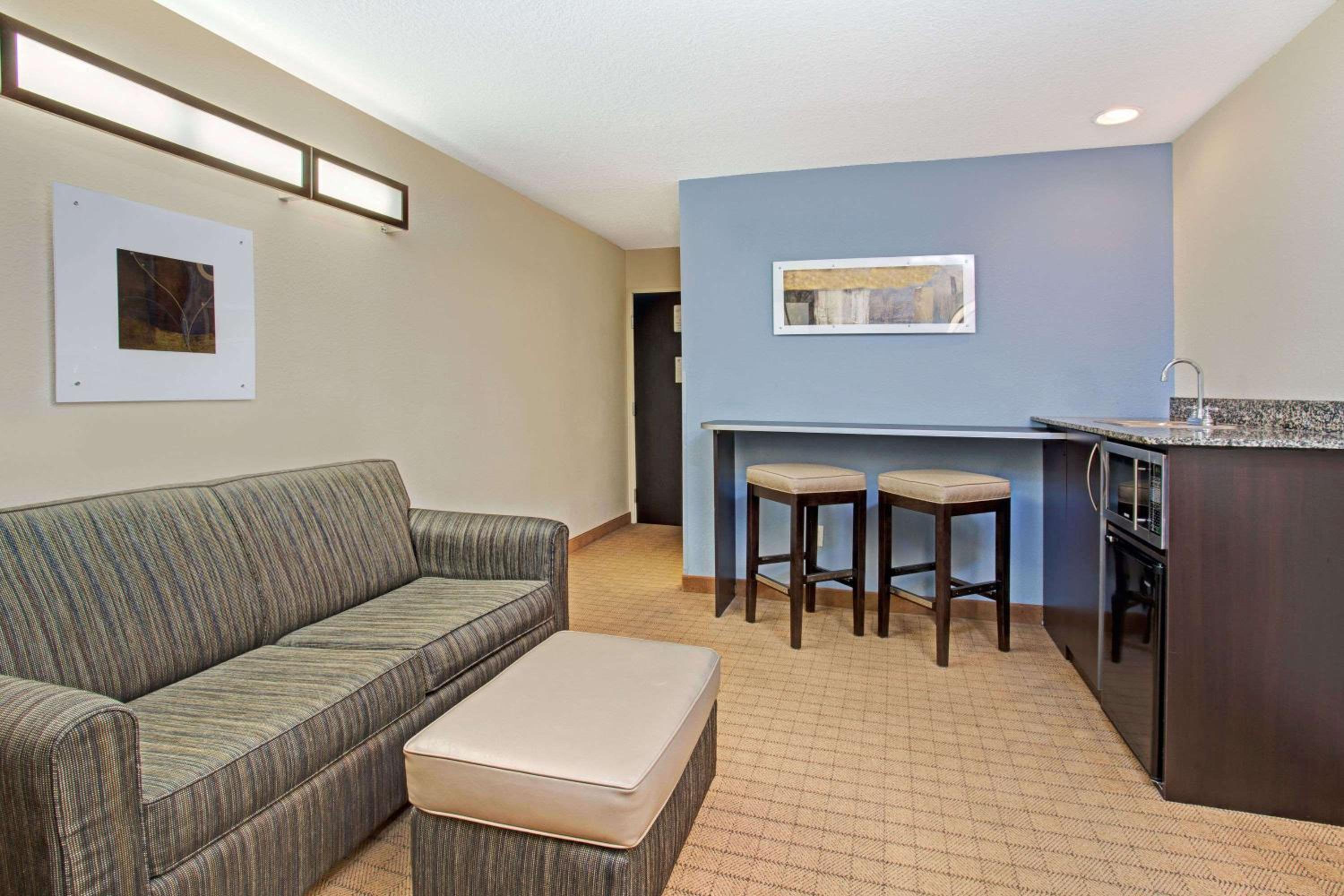 Queen Studio Suite - Non-Smoking - Photo 5