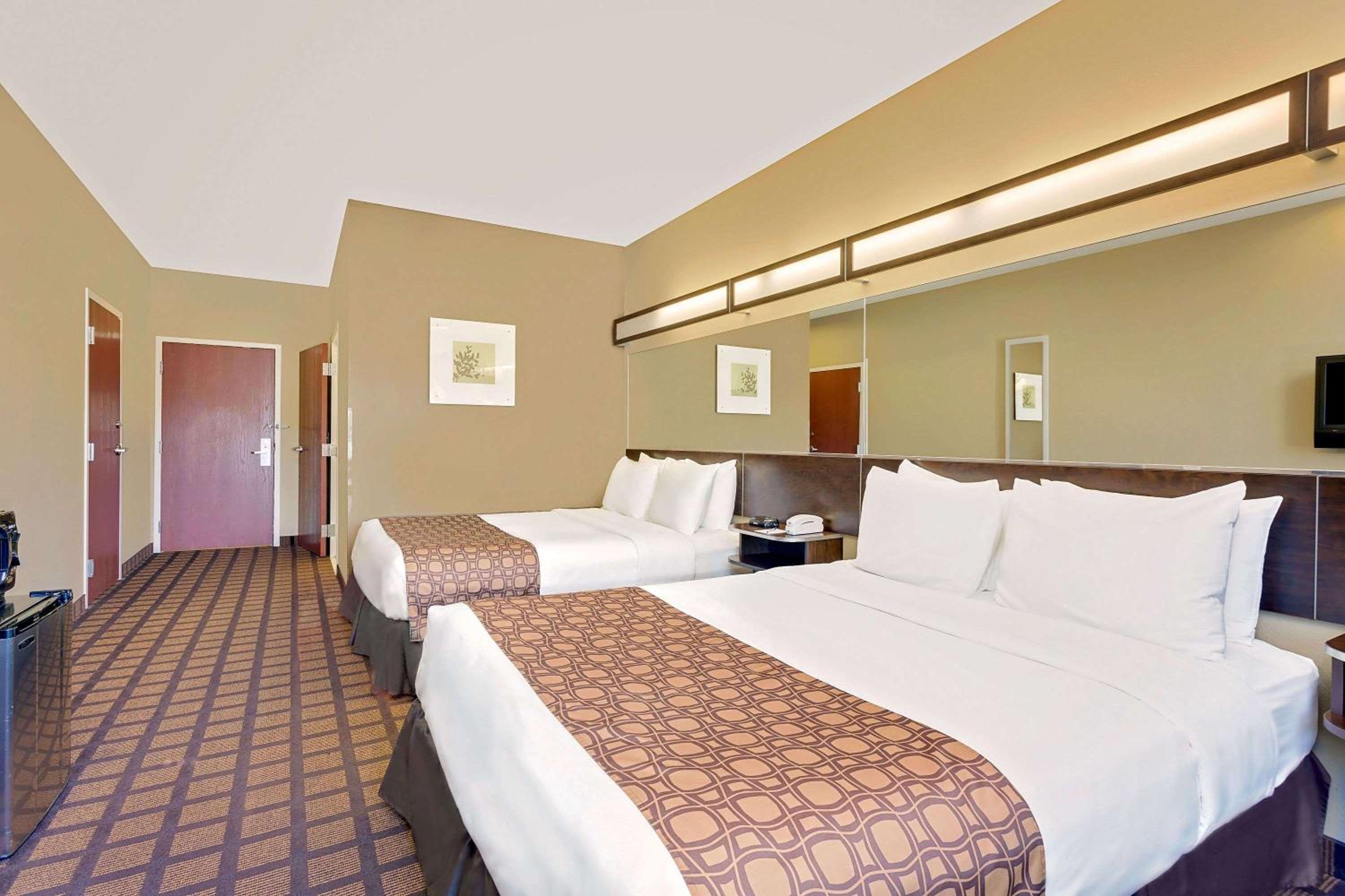 Queen Room with Two Queen Beds - Non-Smoking - Photo 7