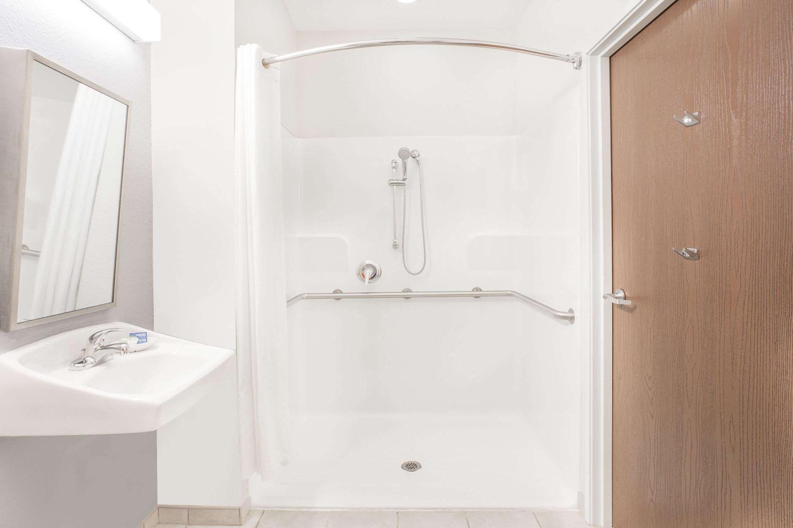 Queen Room with Two Queen Beds and Roll-In Shower - Mobility/Hearing Accessible - Non-Smoking - Photo 4