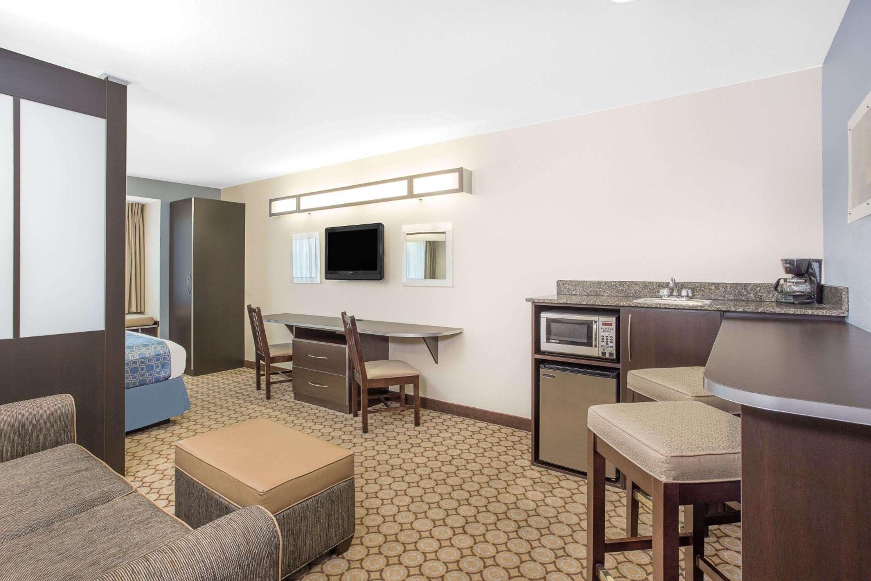Queen Studio Suite - Non-Smoking - Photo 2