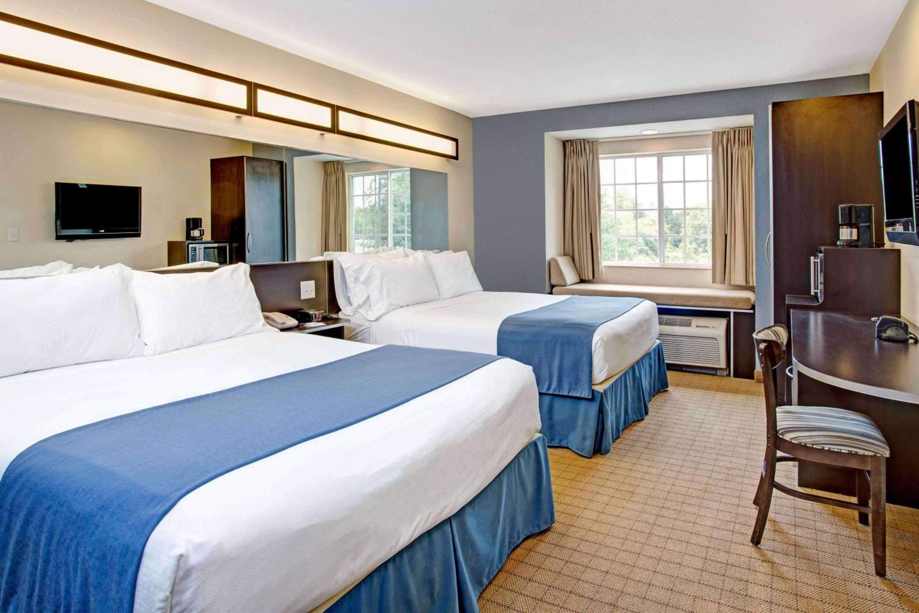Queen Room with Two Queen Beds and Bath Tub - Mobility/Hearing Accessible - Non-Smoking - Photo 5