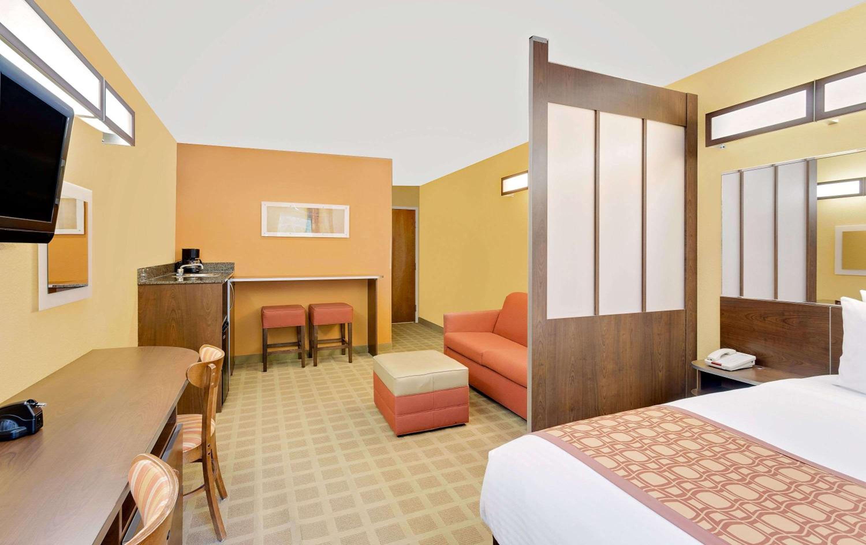 DeluxeQueen Suite - Disability Access - Non-Smoking