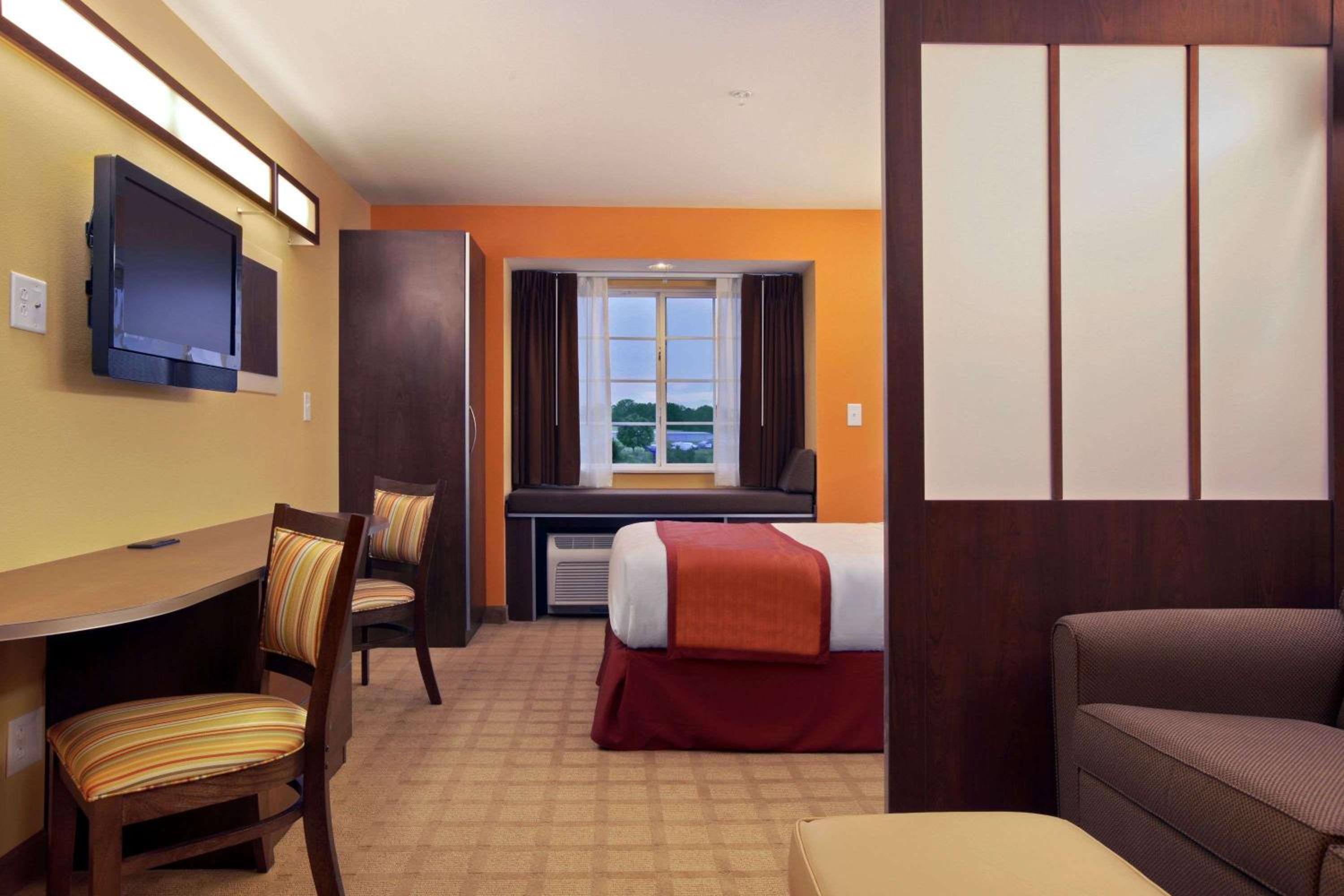 Queen Studio Suite - Non-Smoking - Photo 2