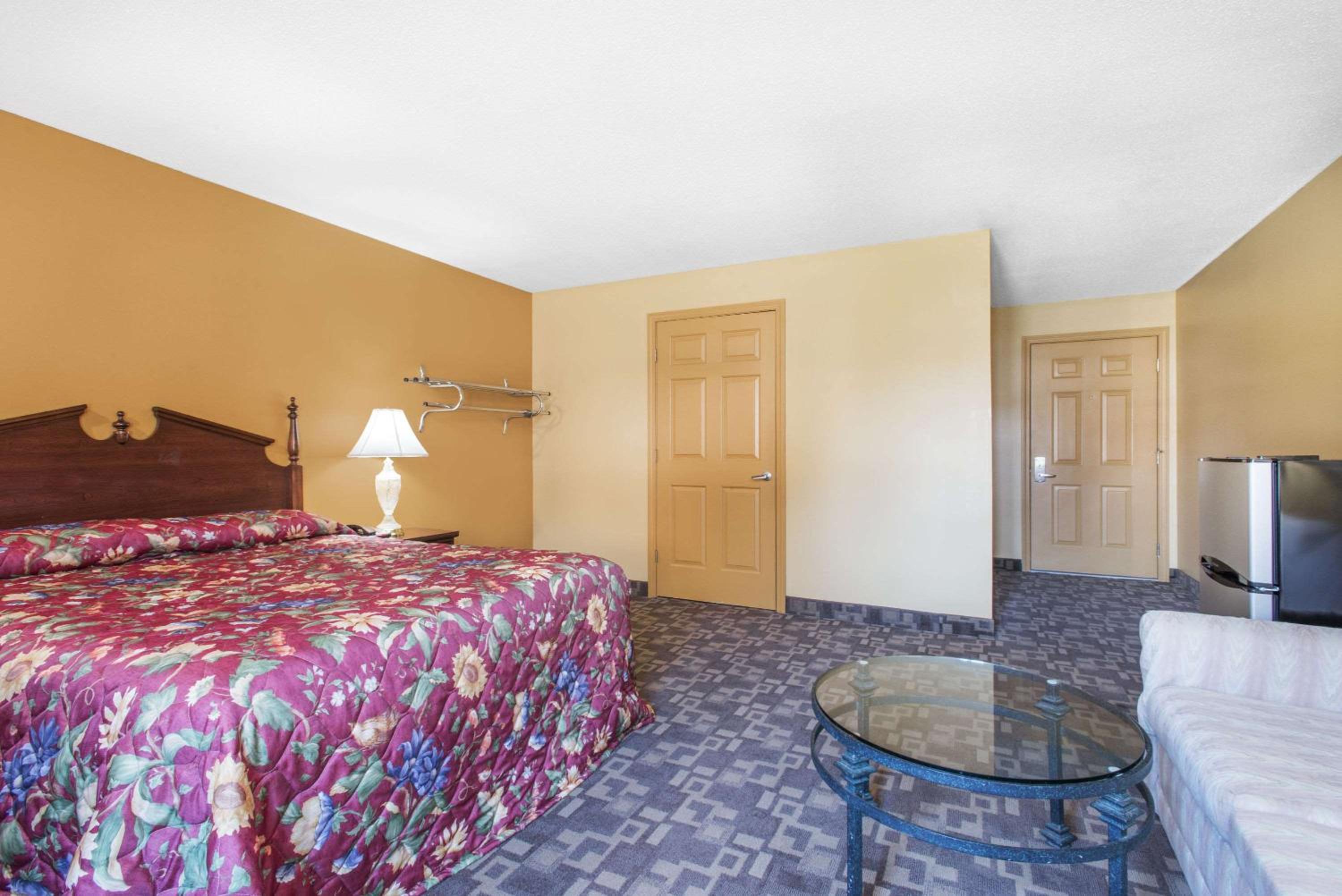 Queen Room - Non-Smoking - Photo 1