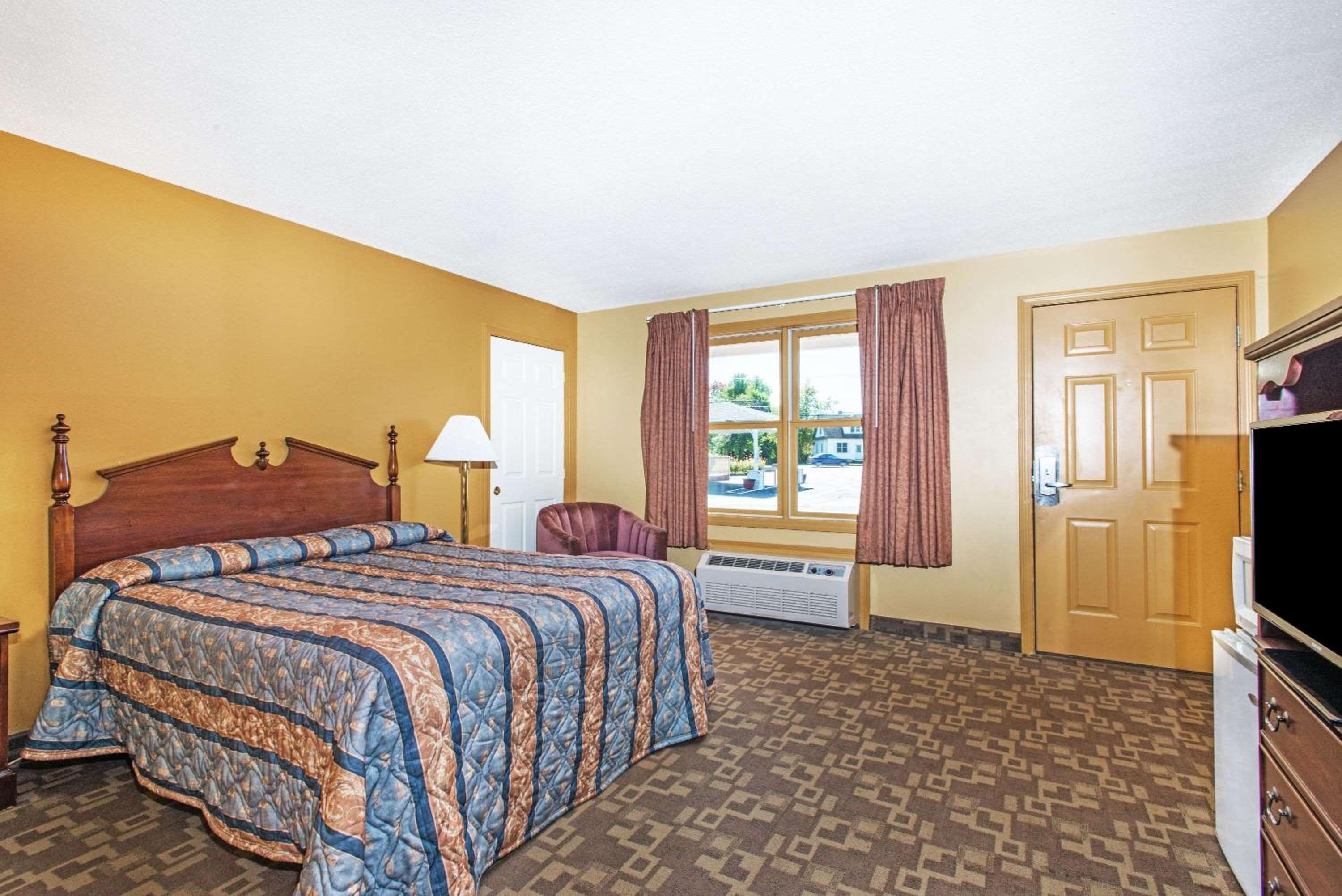 Queen Room - Non-Smoking - Photo 2
