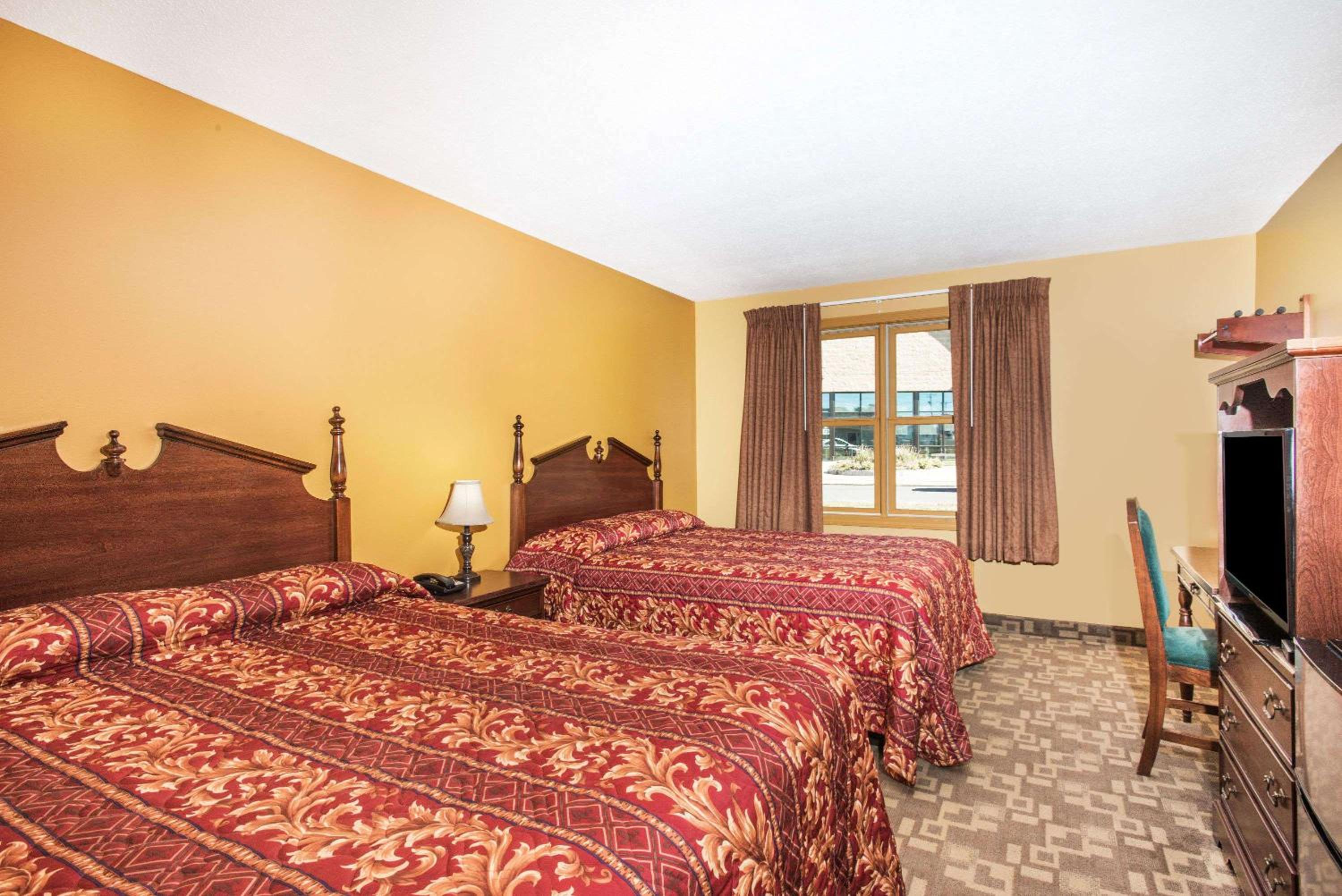 Queen Room with Two Queen Beds - Non-Smoking - Photo 1