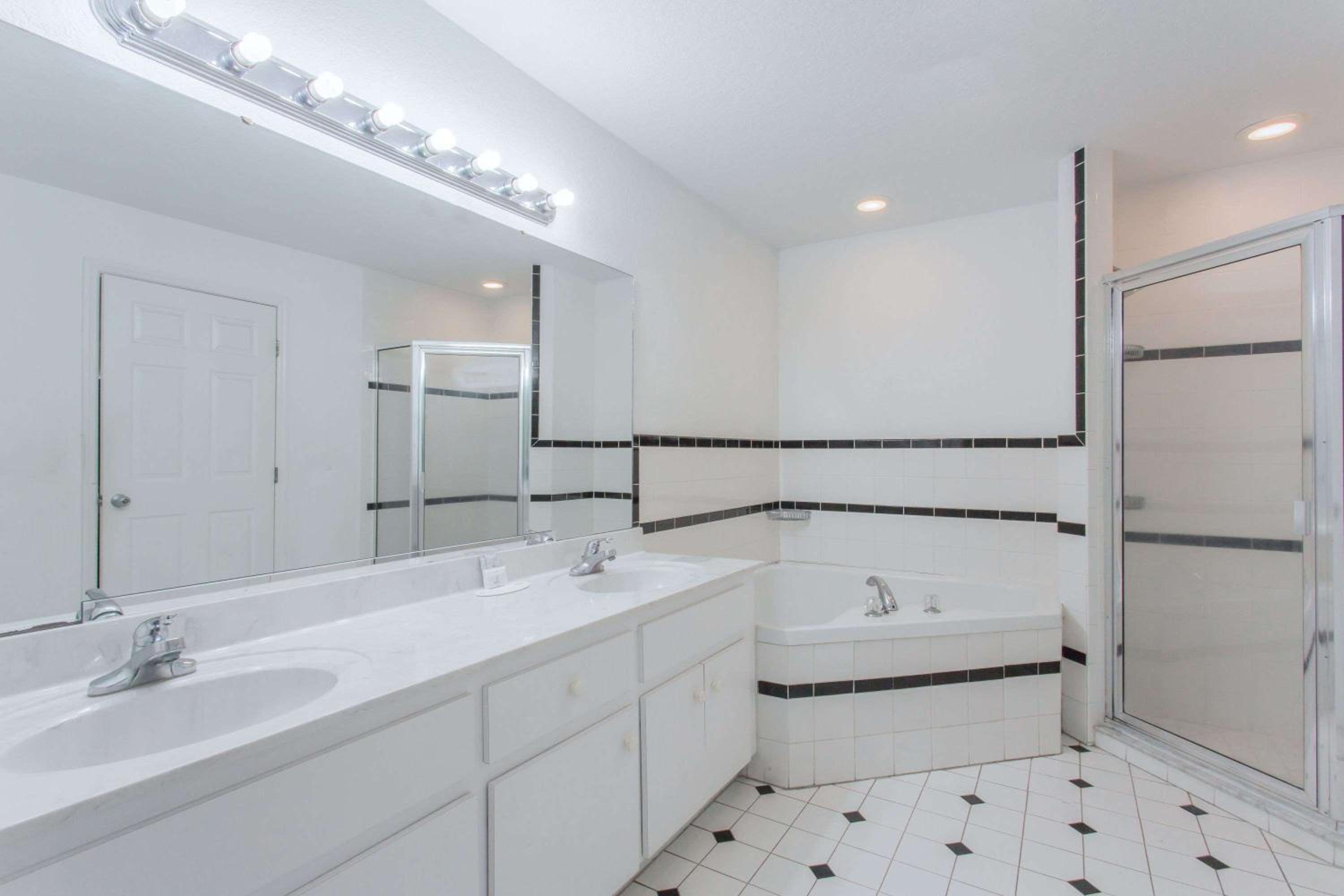 King Room with Hot Tub - Non-Smoking - Photo 3