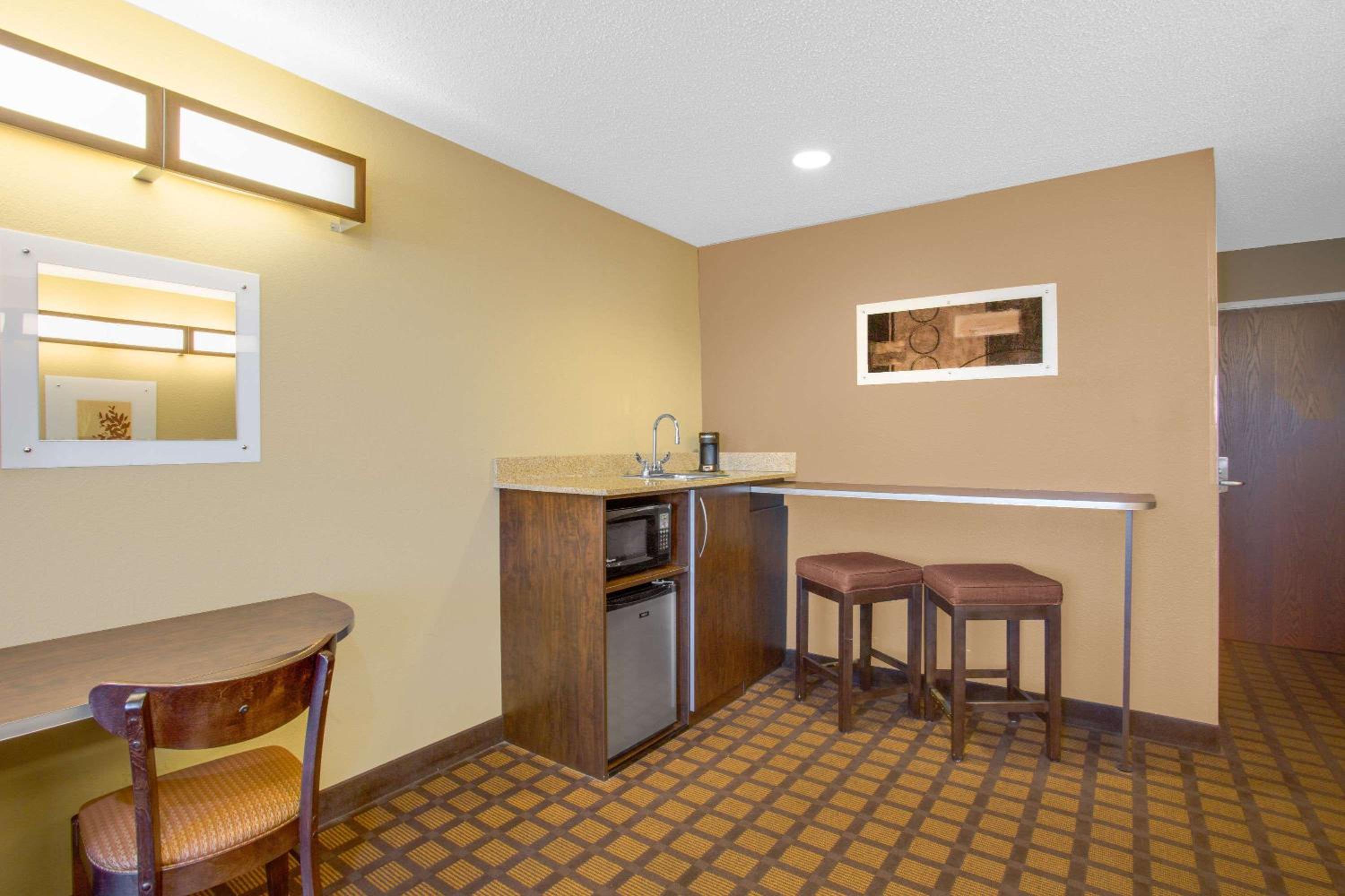 1 Queen Bed, Studio Suite, Jetted Tub, Non-Smoking - Photo 7
