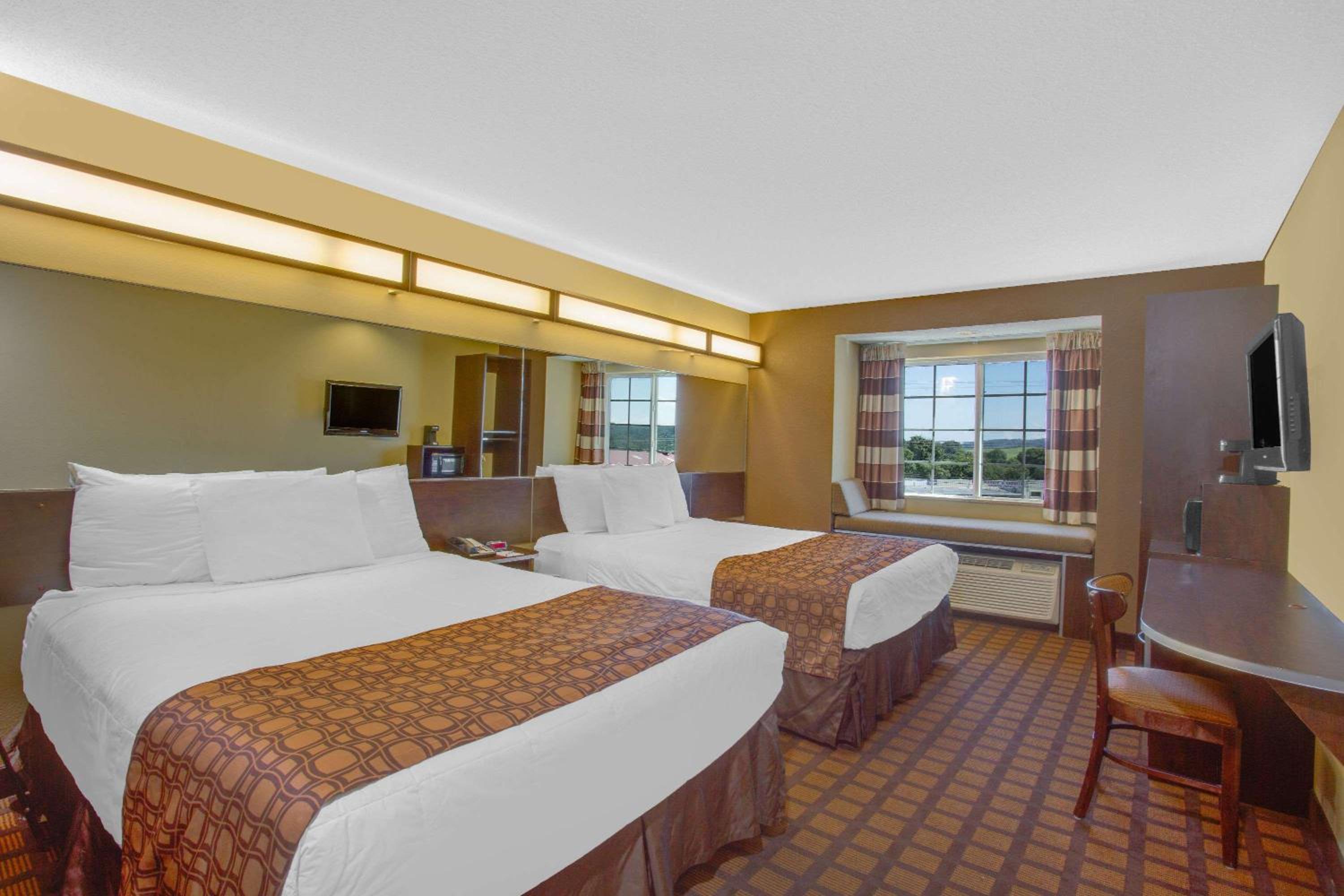 Queen Room with Two Queen Beds - Non-Smoking - Photo 4