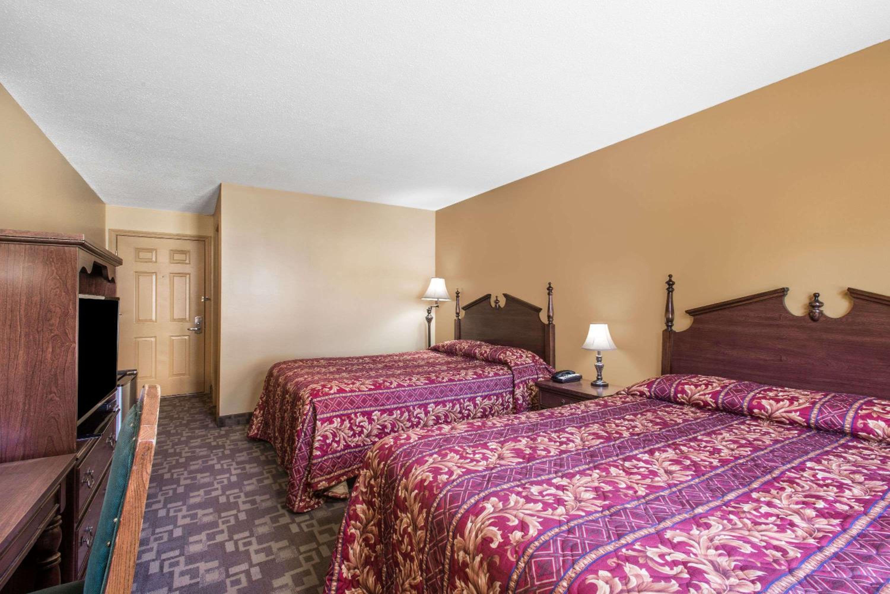 Queen Room with Two Queen Beds - Non-Smoking - Photo 3