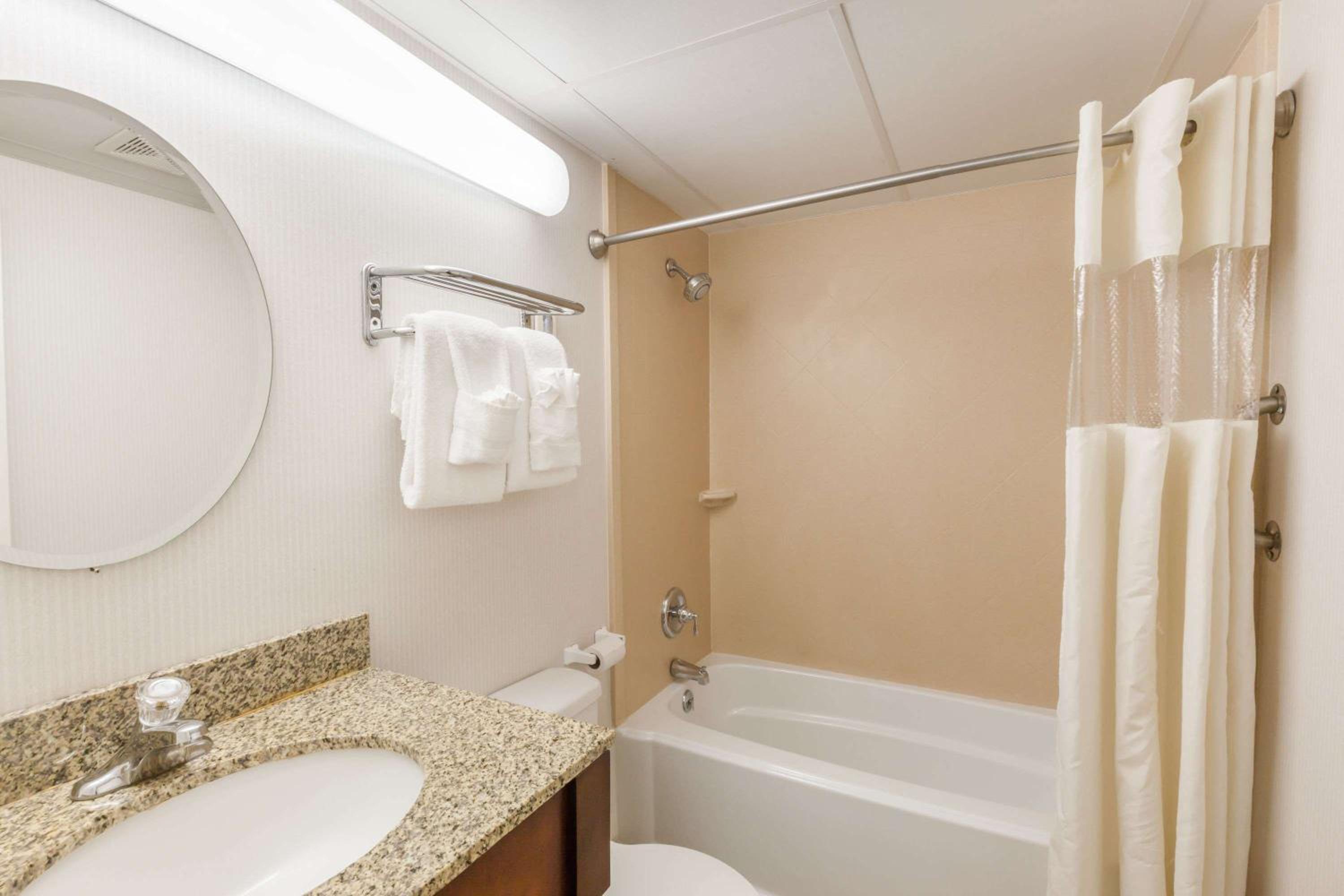 King Room - Non-Smoking - Photo 4
