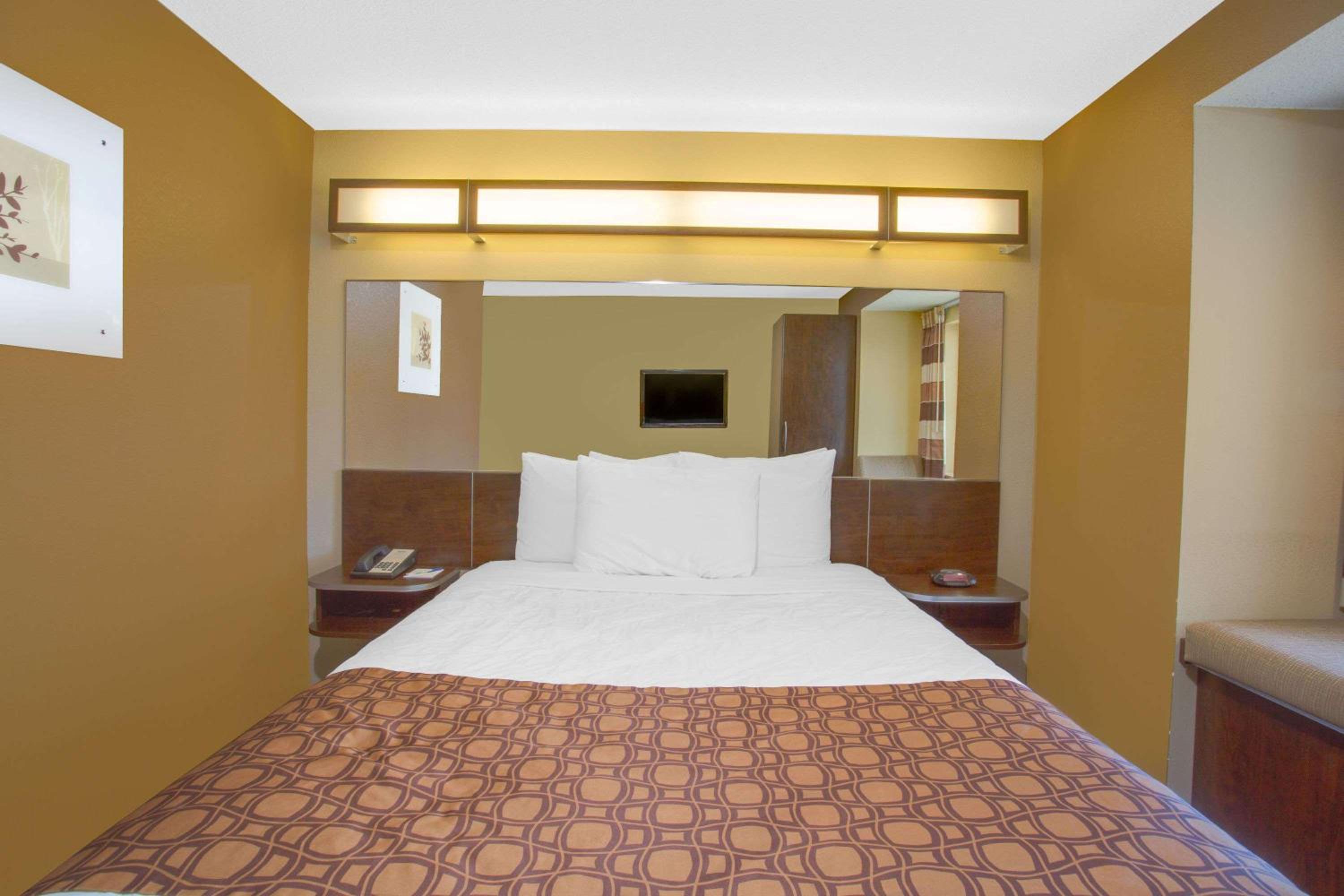 Queen Room - Non-Smoking - Photo 9