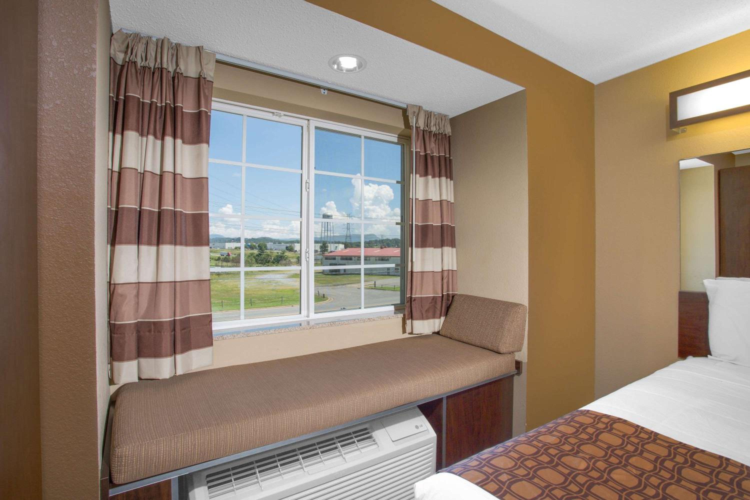 1 Queen Bed, Studio Suite, Jetted Tub, Non-Smoking - Photo 8