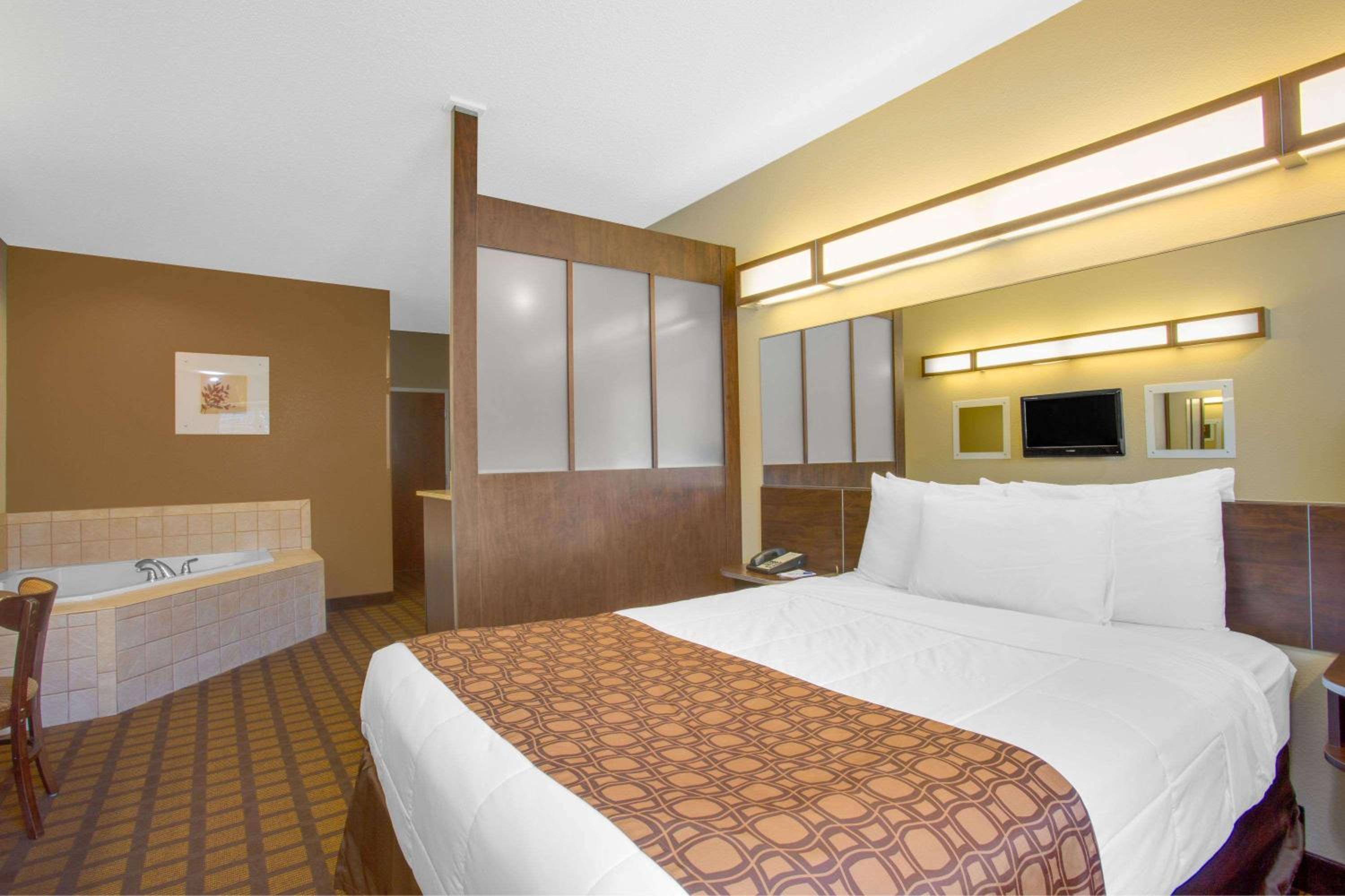 1 Queen Bed, Studio Suite, Jetted Tub, Non-Smoking - Photo 1