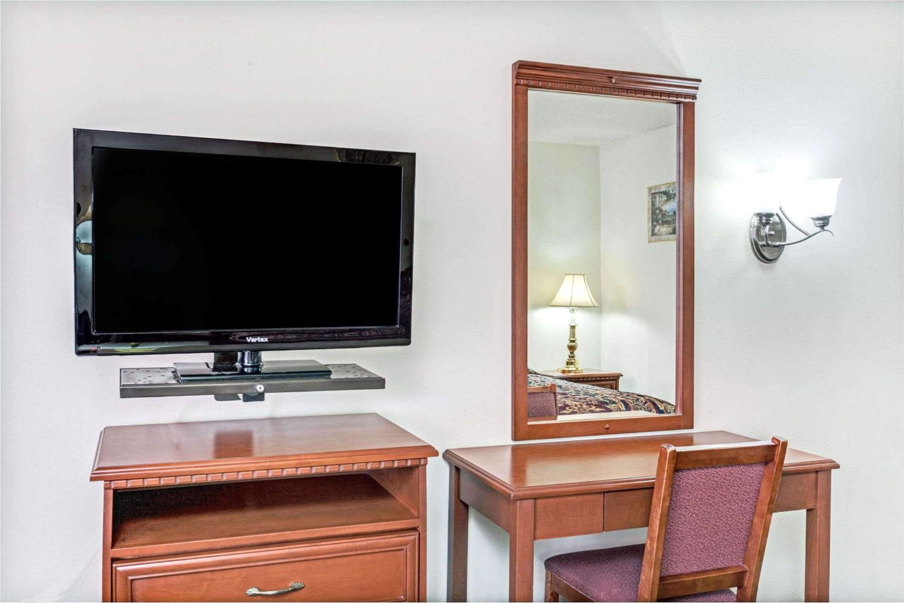 Queen Room - Disability Access - Non-Smoking photo 2