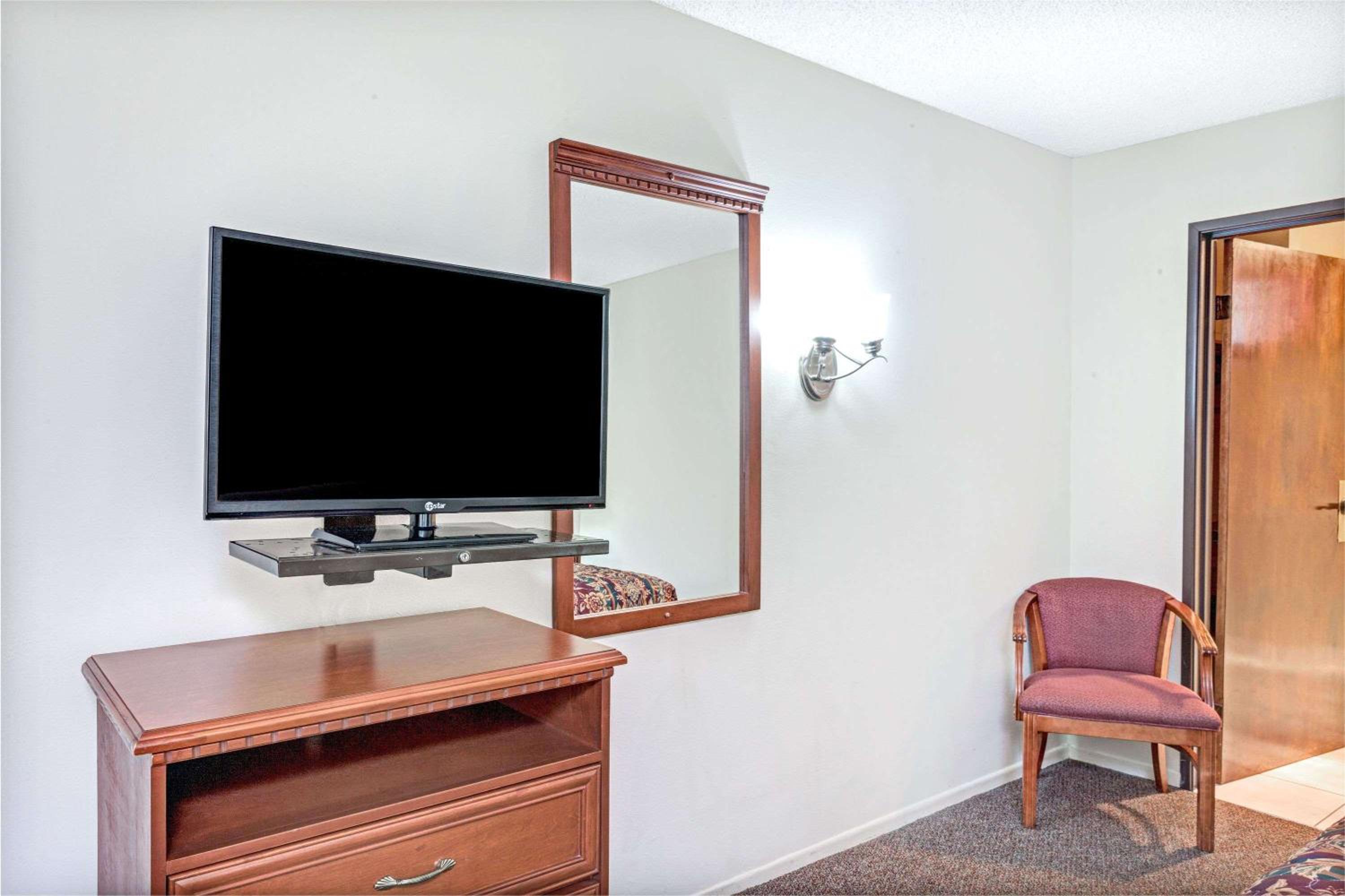 King Room - Non-Smoking - Photo 6