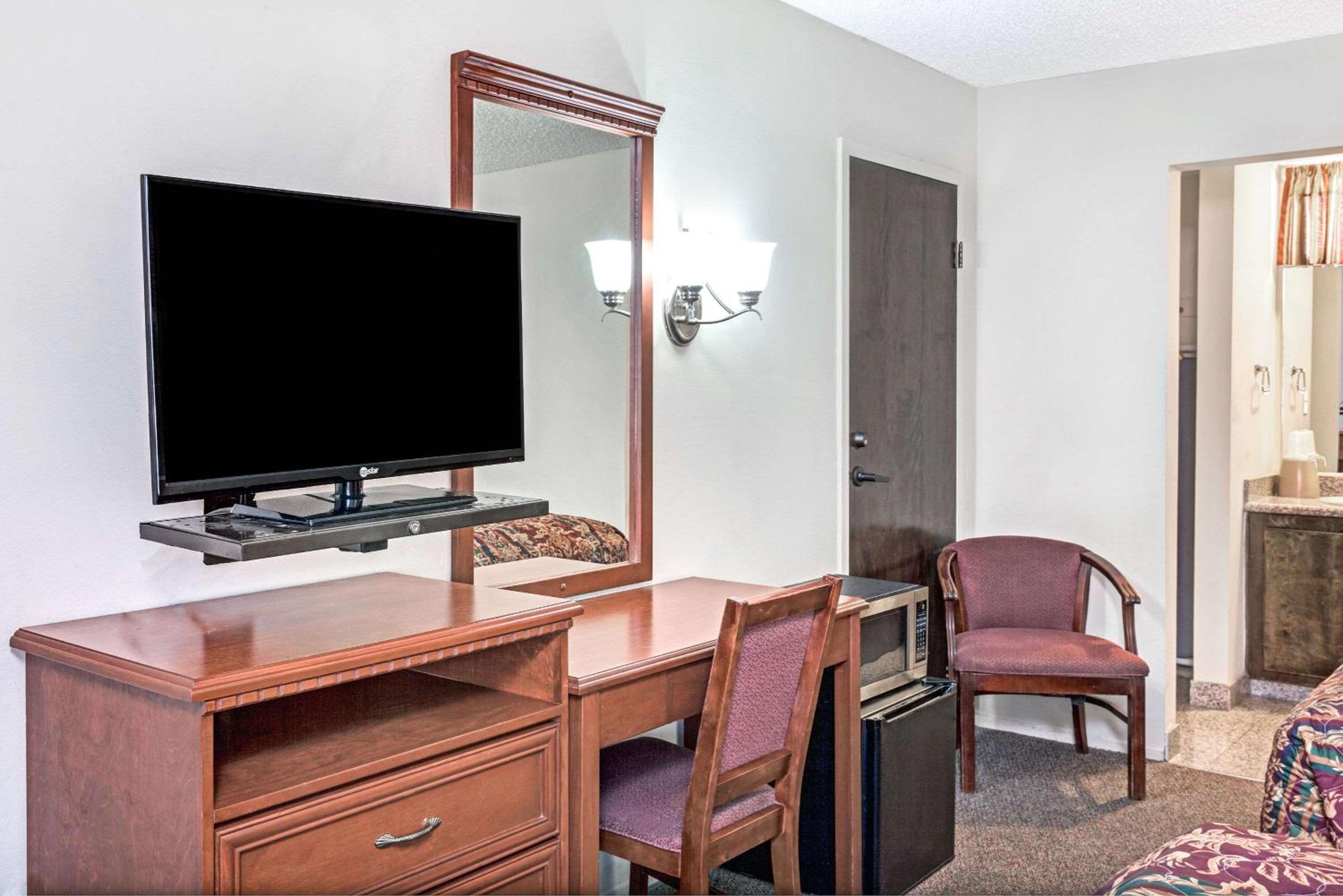 Queen Room with Two Queen Beds - Non-Smoking - Photo 2