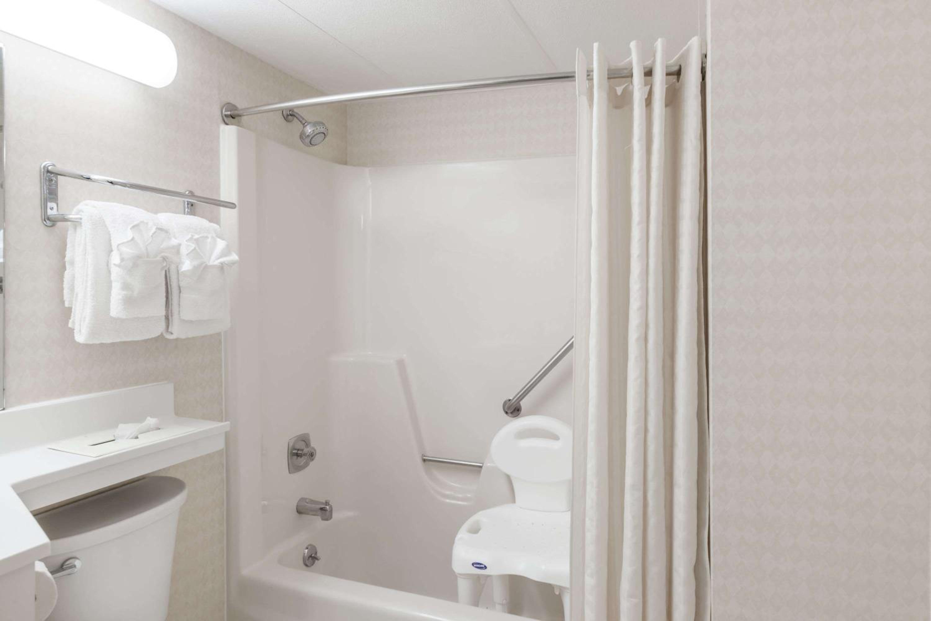 2 Double Beds, Mobility Accessible Room, Bathtub w/ Grab Bars,Non-Smoking - Photo 2