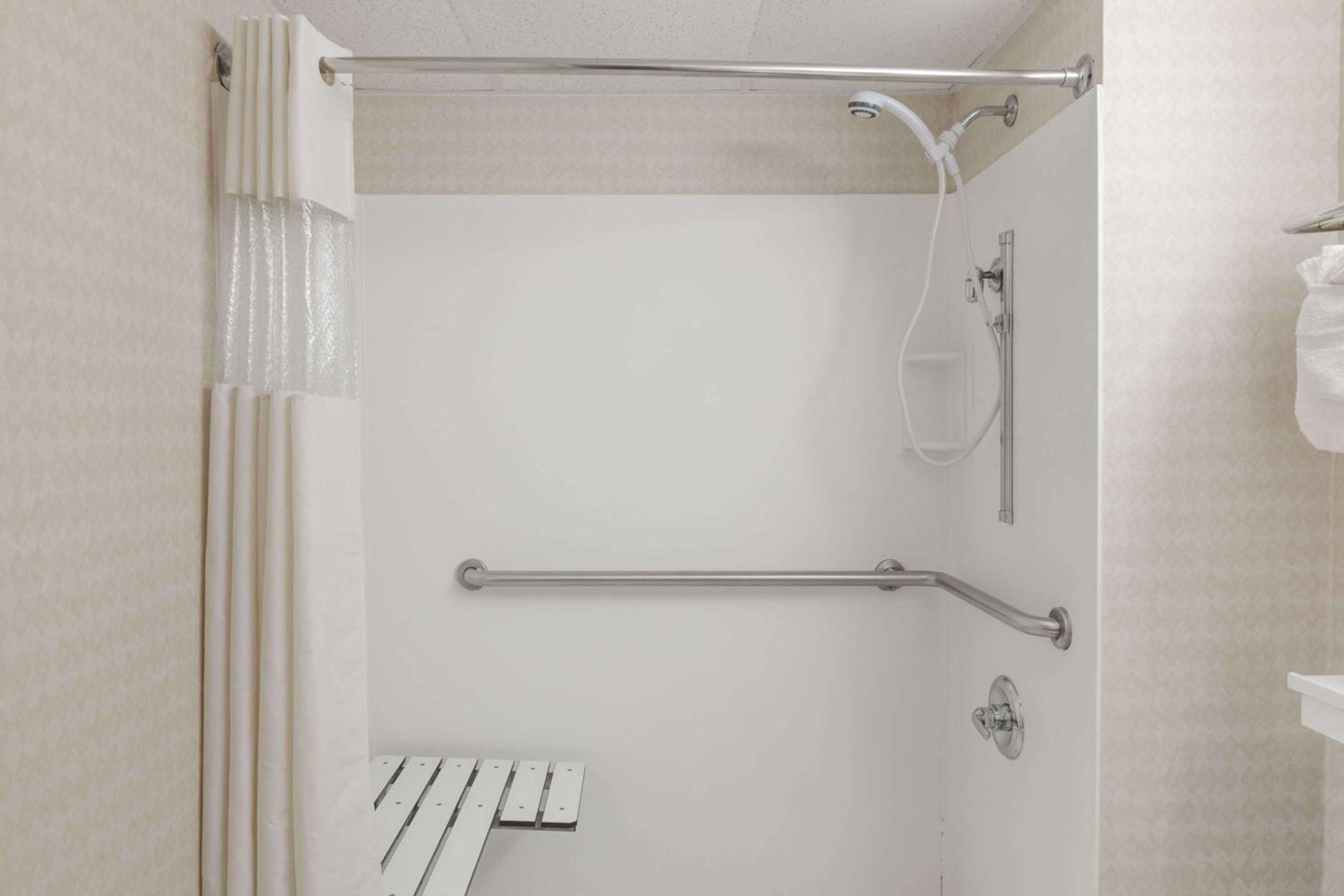 2 Double Beds, Mobility Accessible Room, Bathtub w/ Grab Bars,Non-Smoking - Photo 3