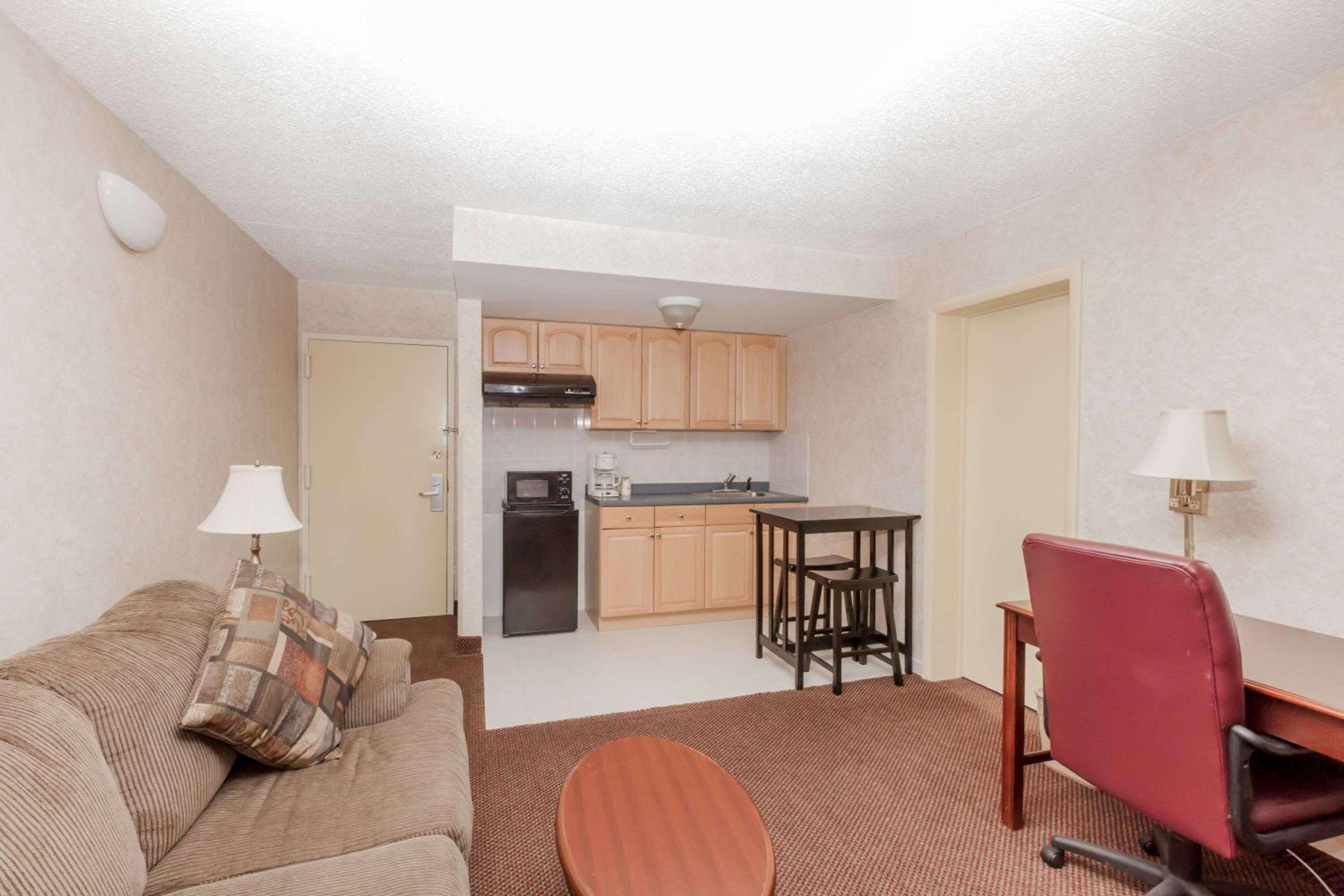One-Bedroom Queen Suite - Non-Smoking photo 1