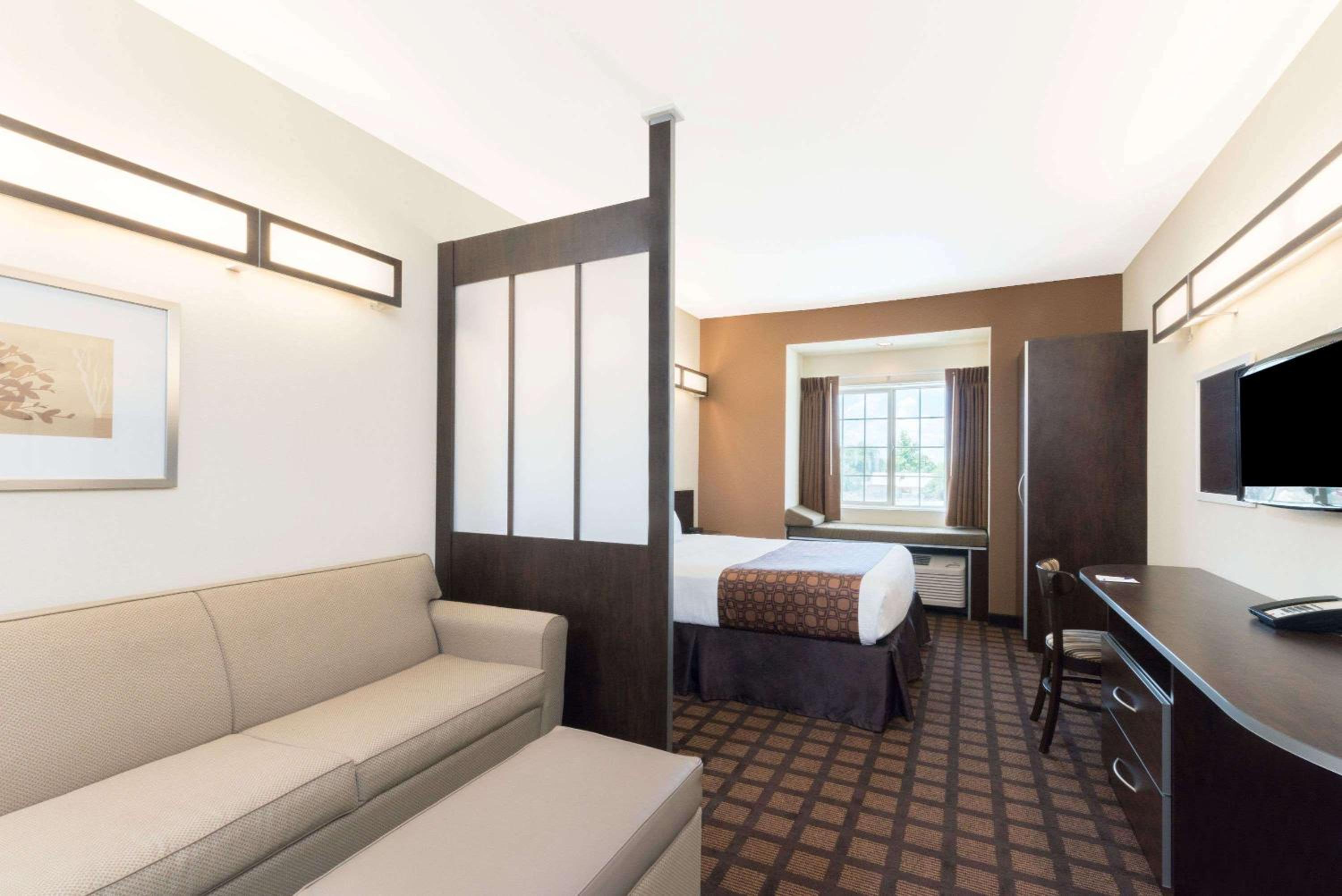 Queen Suite - Non-Smoking - Photo 1