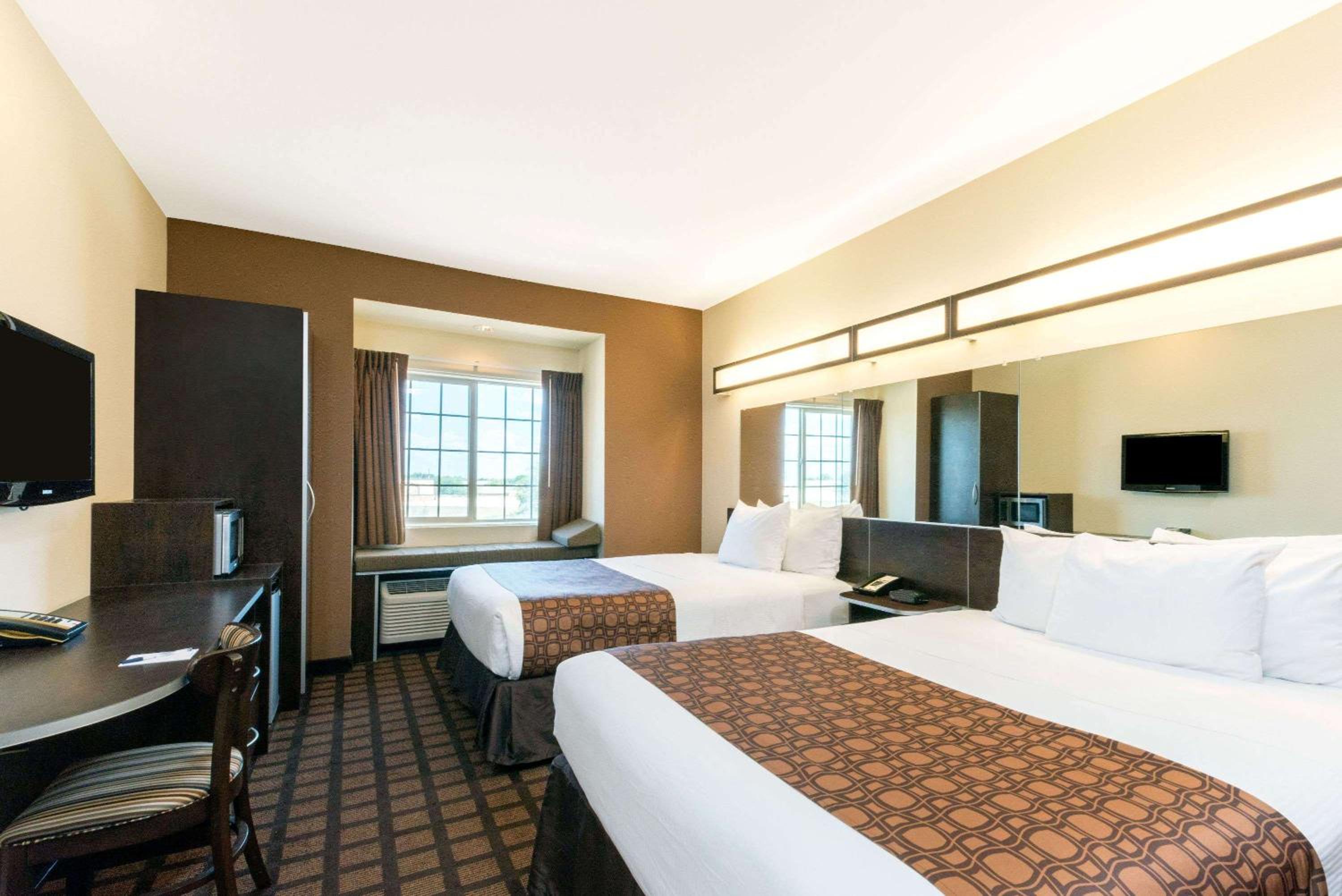 Queen Room with Two Queen Beds - Non-Smoking - Photo 1