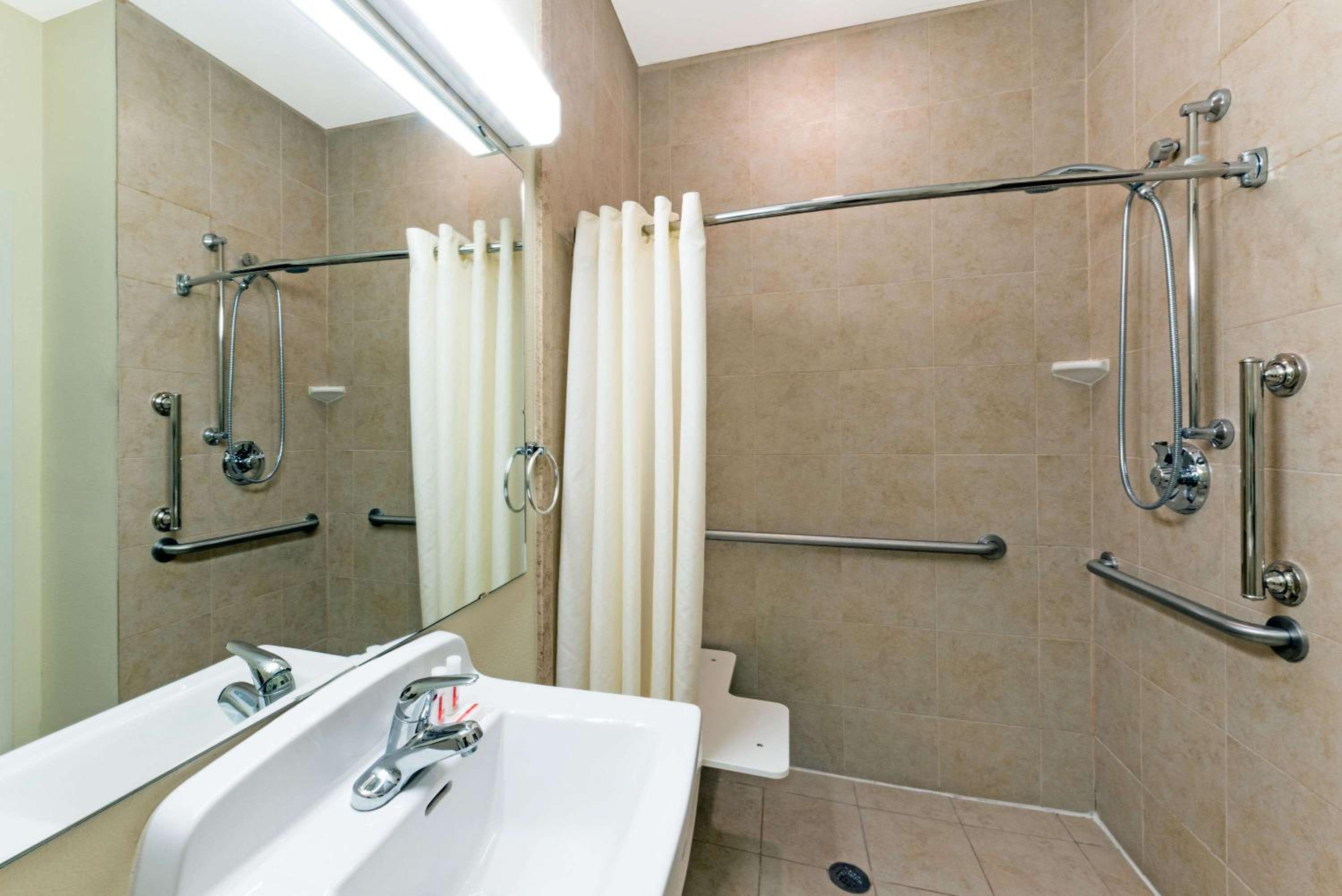 Queen Room with Roll In Shower - Mobility Accessible Suite/Non-Smoking - Photo 5
