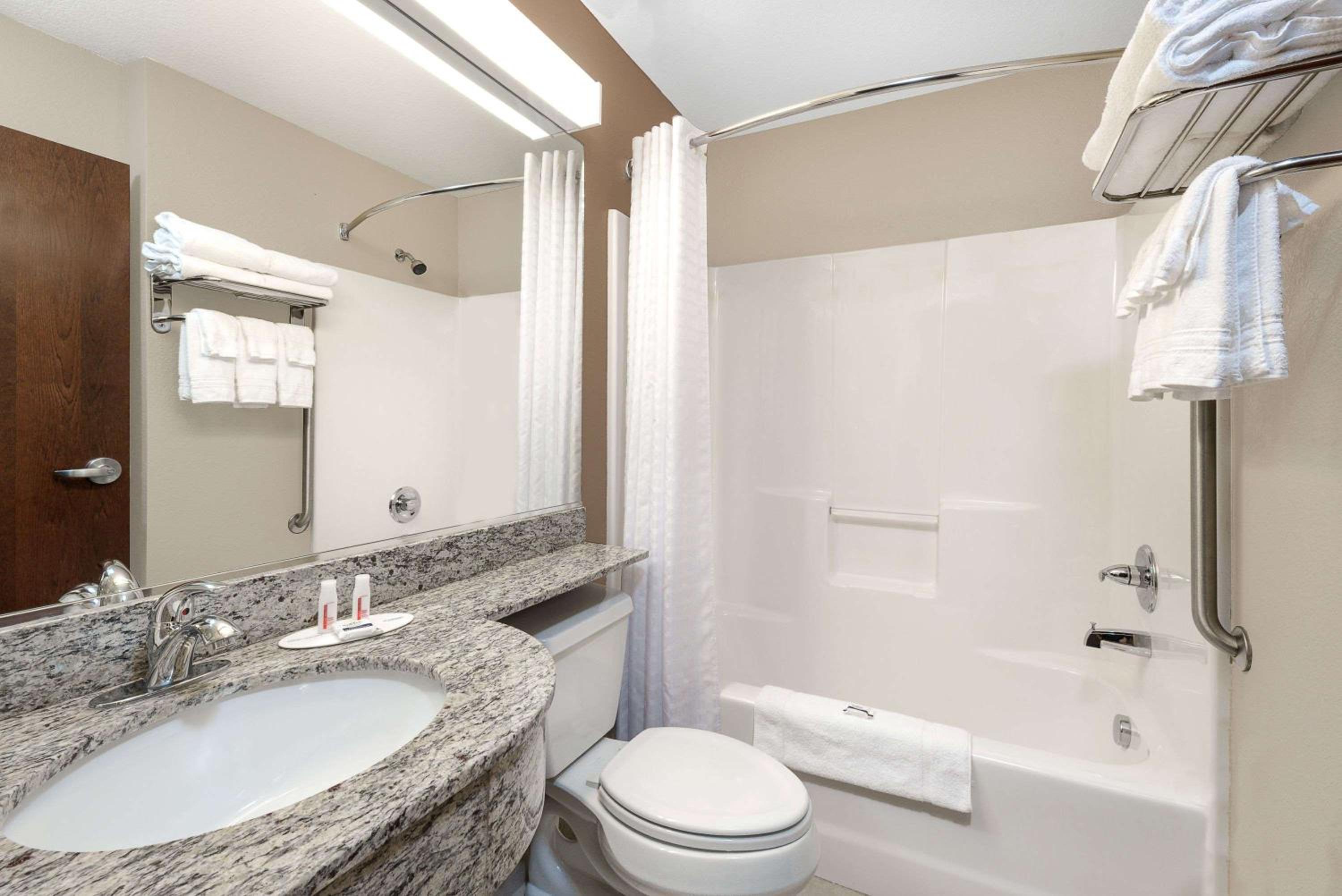 Queen Room with Two Queen Beds and Roll-In Shower - Mobility/Hearing Accessible - Non-Smoking - Photo 5