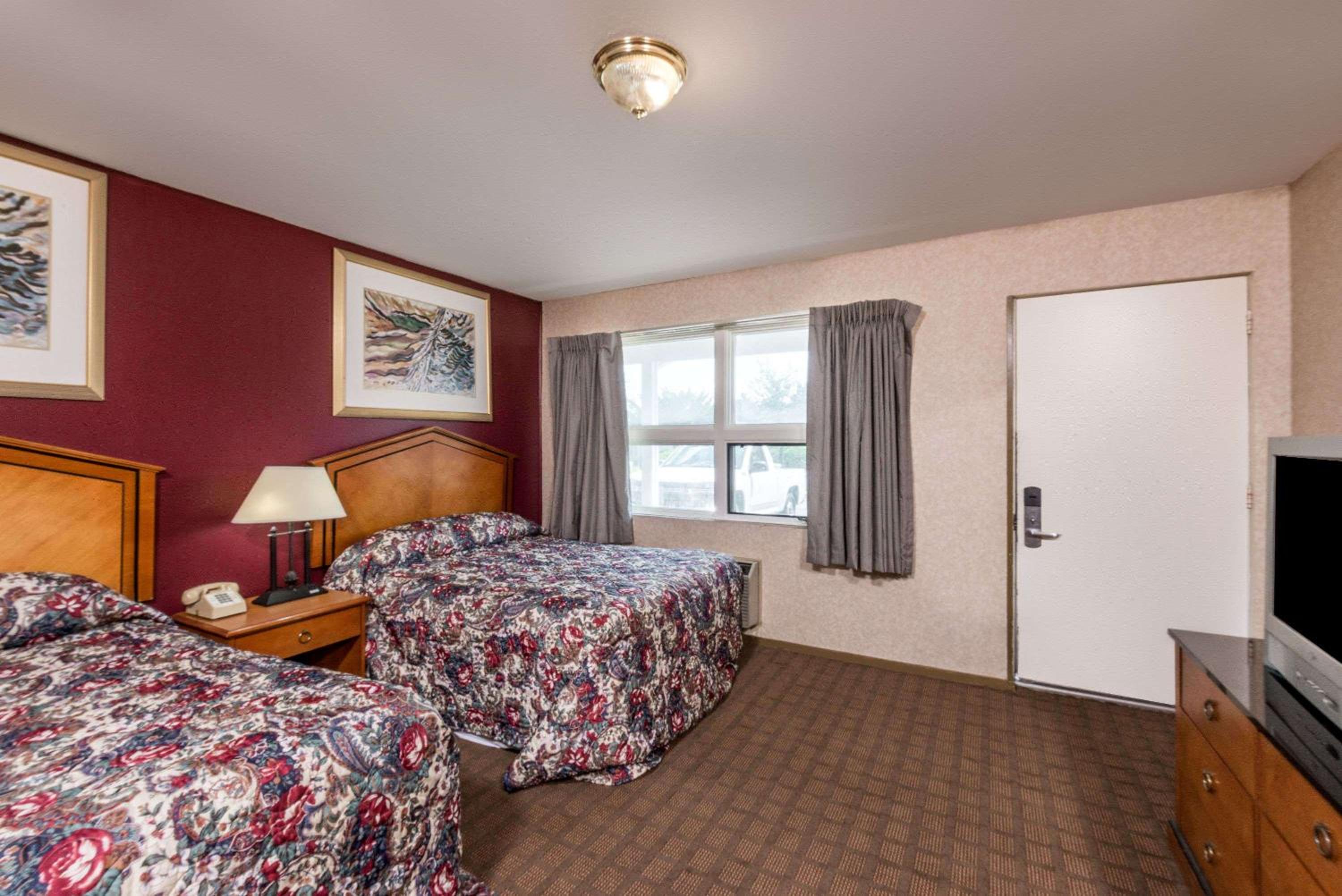 Double Room with Two Double Beds - Photo 7