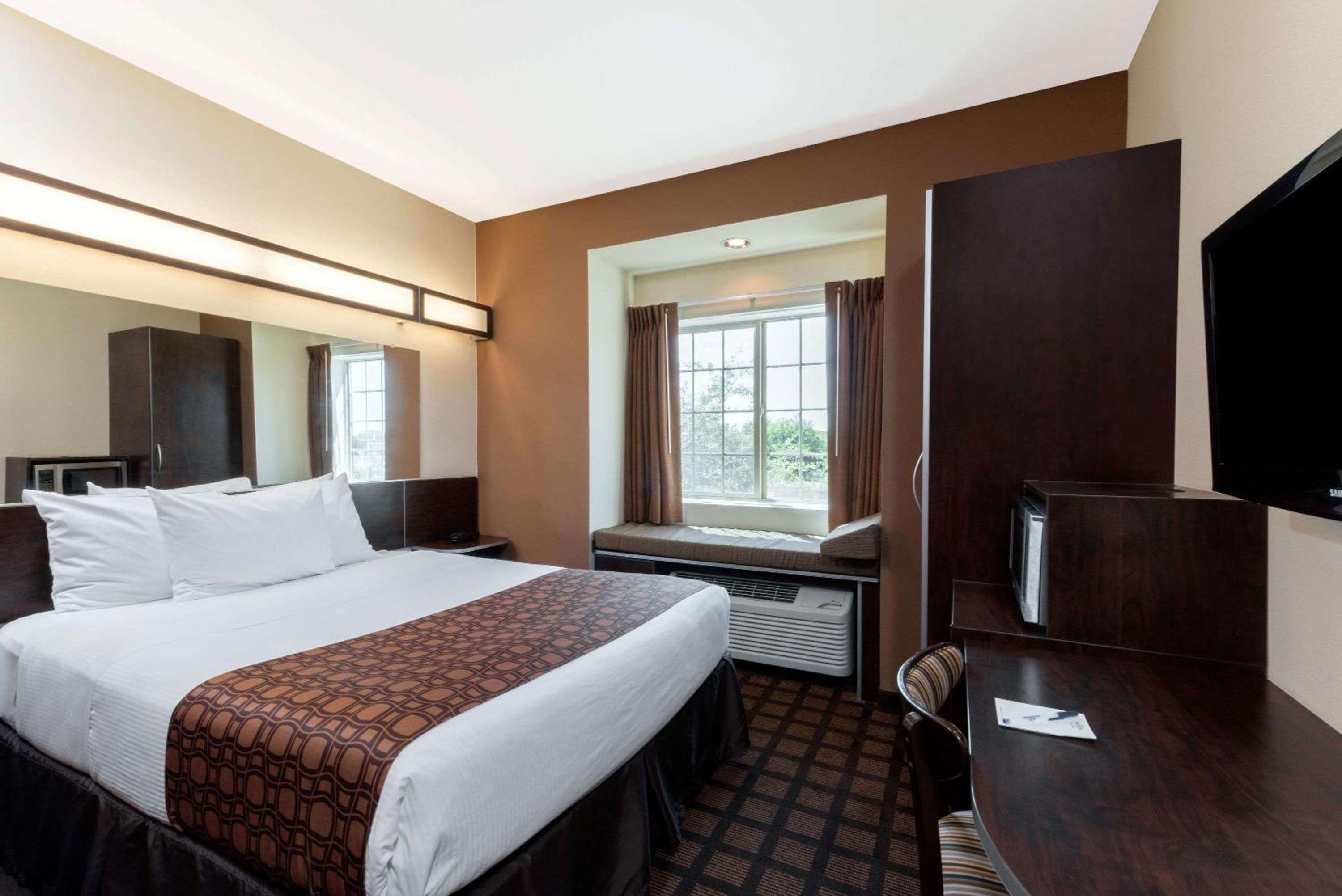 Queen Room with Roll In Shower - Mobility Accessible Suite/Non-Smoking - Photo 1