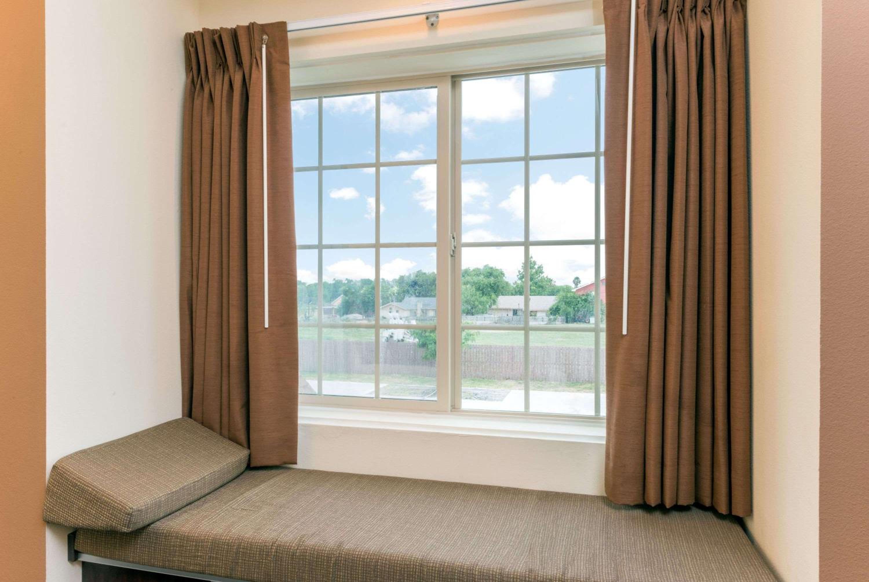 Queen Room with Roll In Shower - Mobility Accessible Suite/Non-Smoking - Photo 4