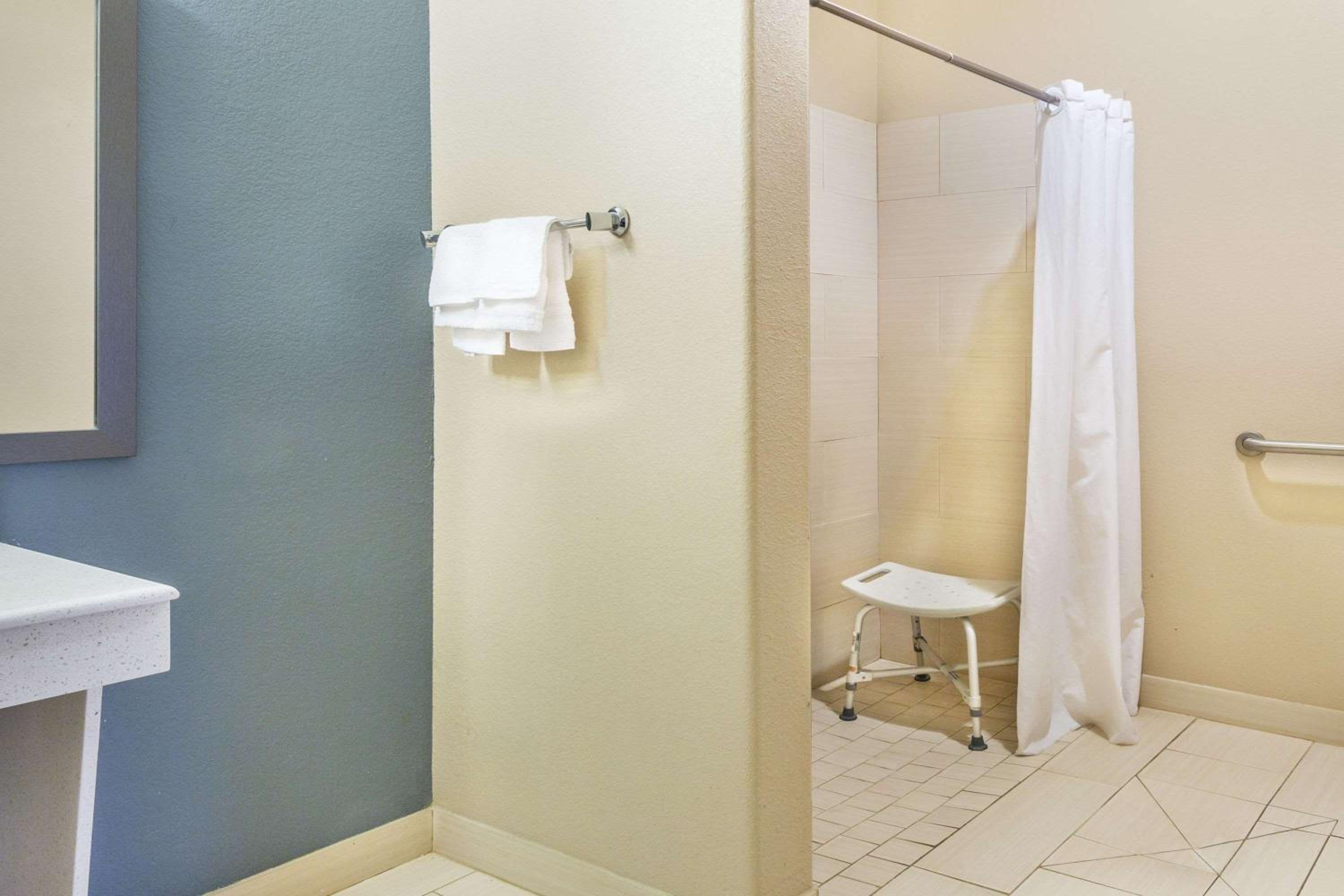 King Room - Mobility Access/Non-Smoking - Photo 6