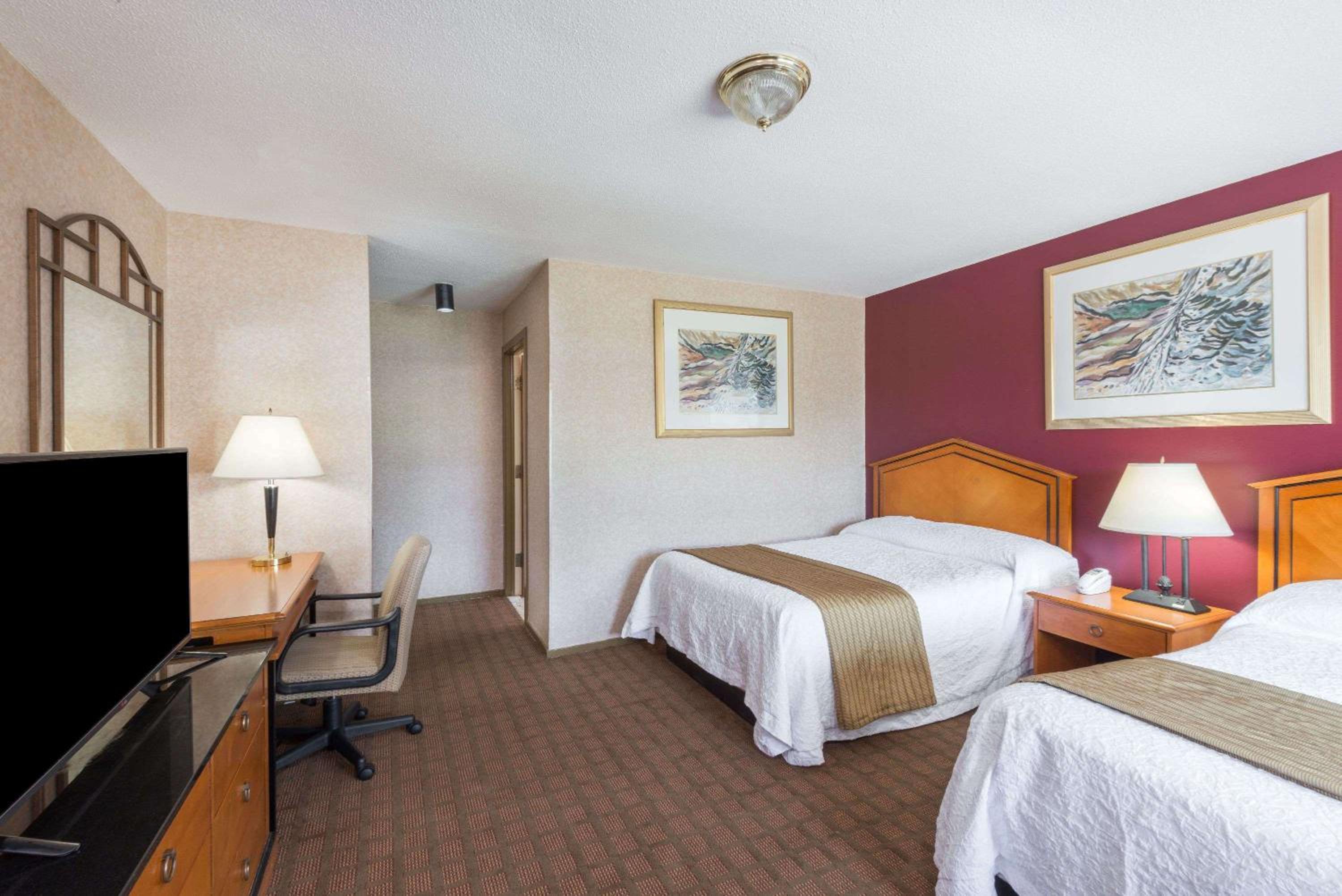 Double Room with Two Double Beds - Photo 9
