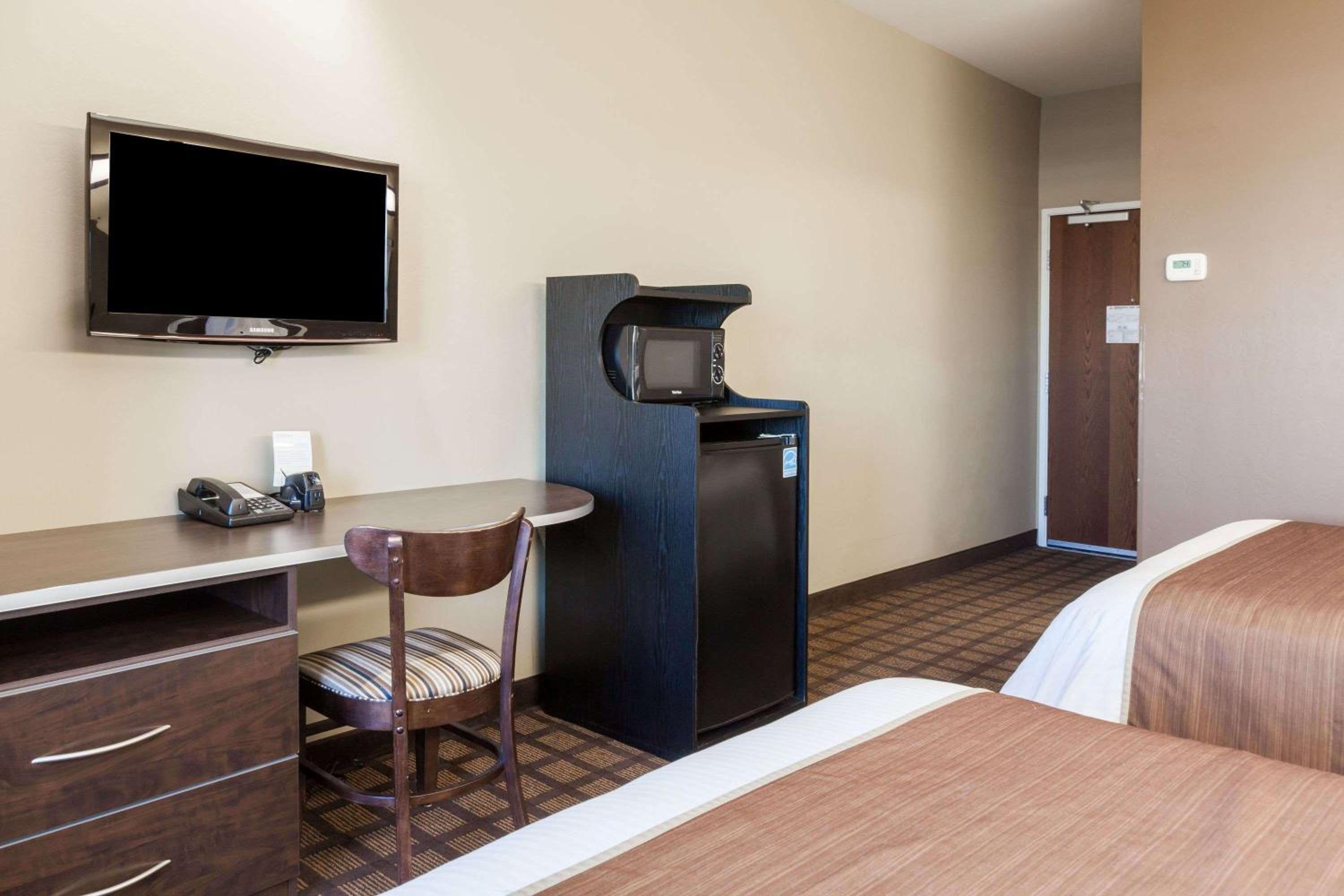 Queen Room with Two Queen Beds - Non-Smoking - Photo 8