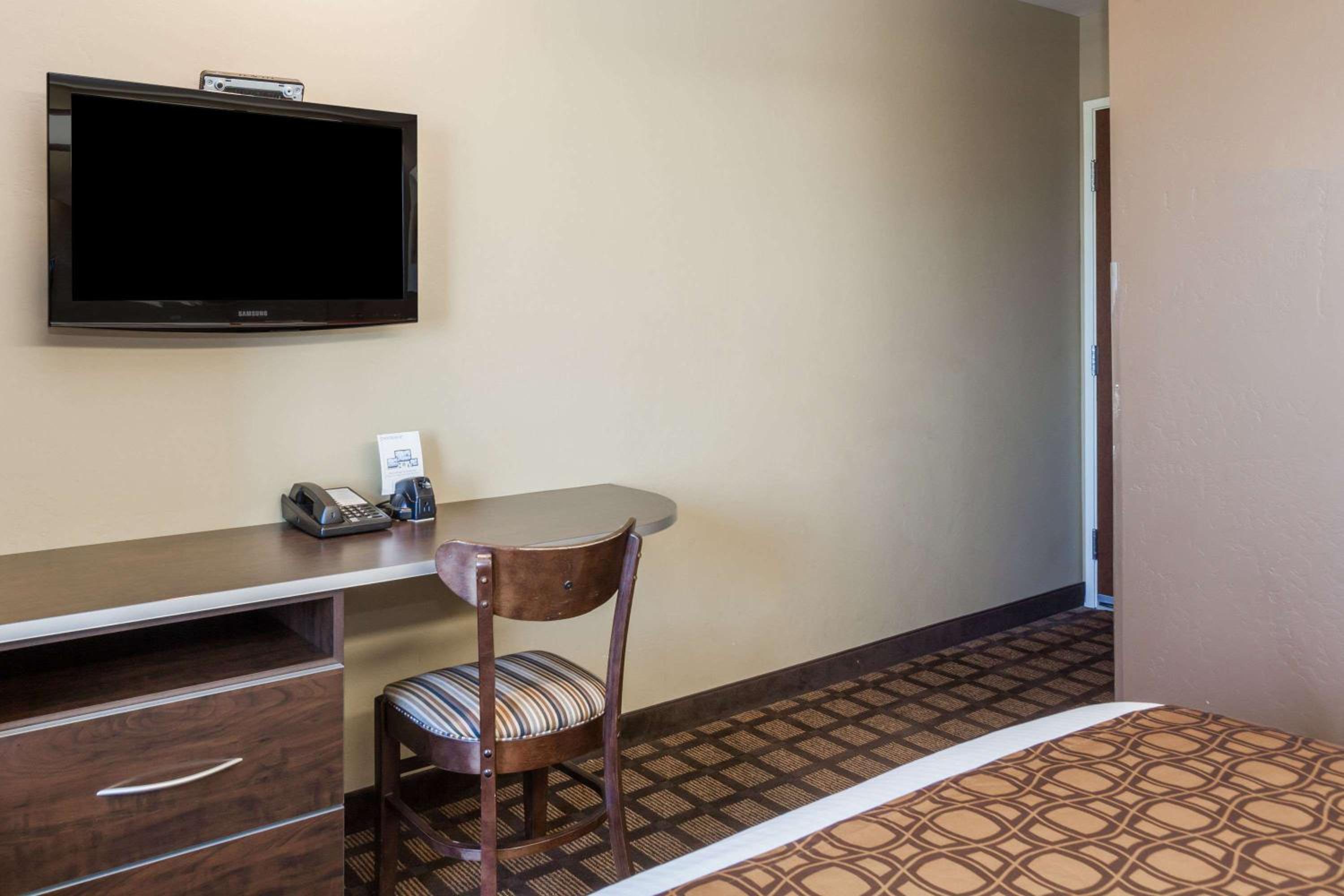 Queen Room - Non-Smoking - Photo 2