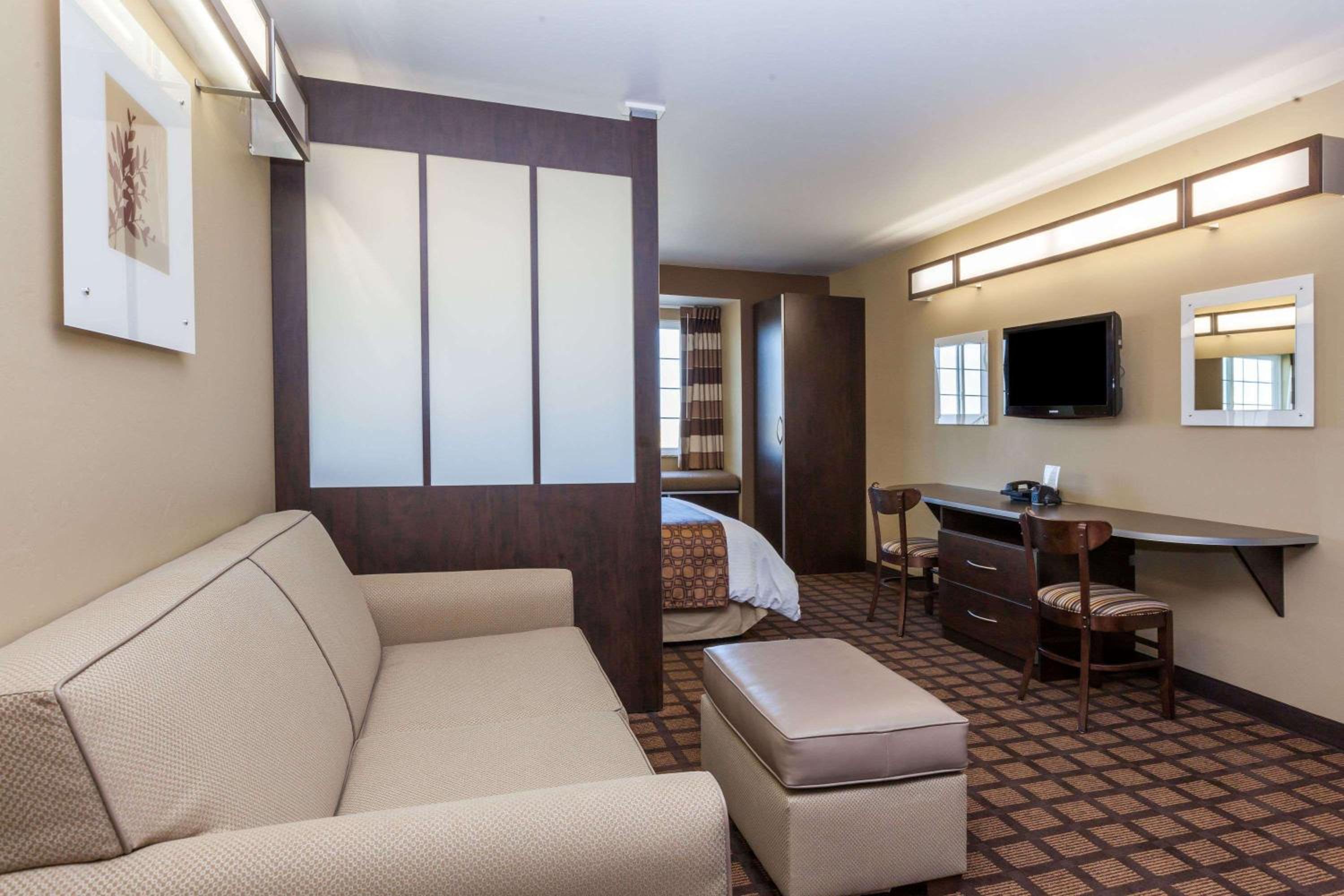 Queen Studio Suite - Non-Smoking - Photo 3