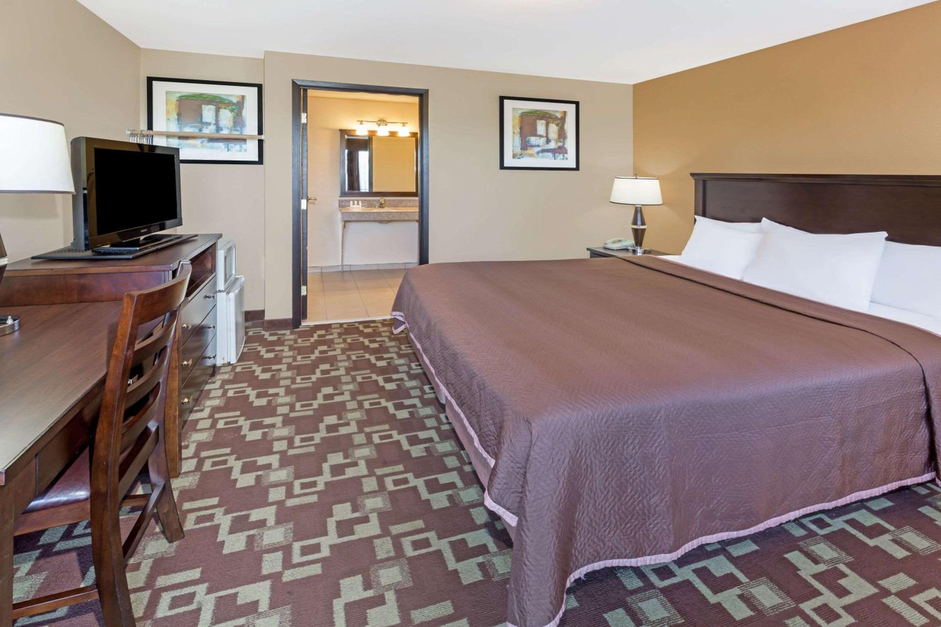 King Room - Non-Smoking - Photo 1