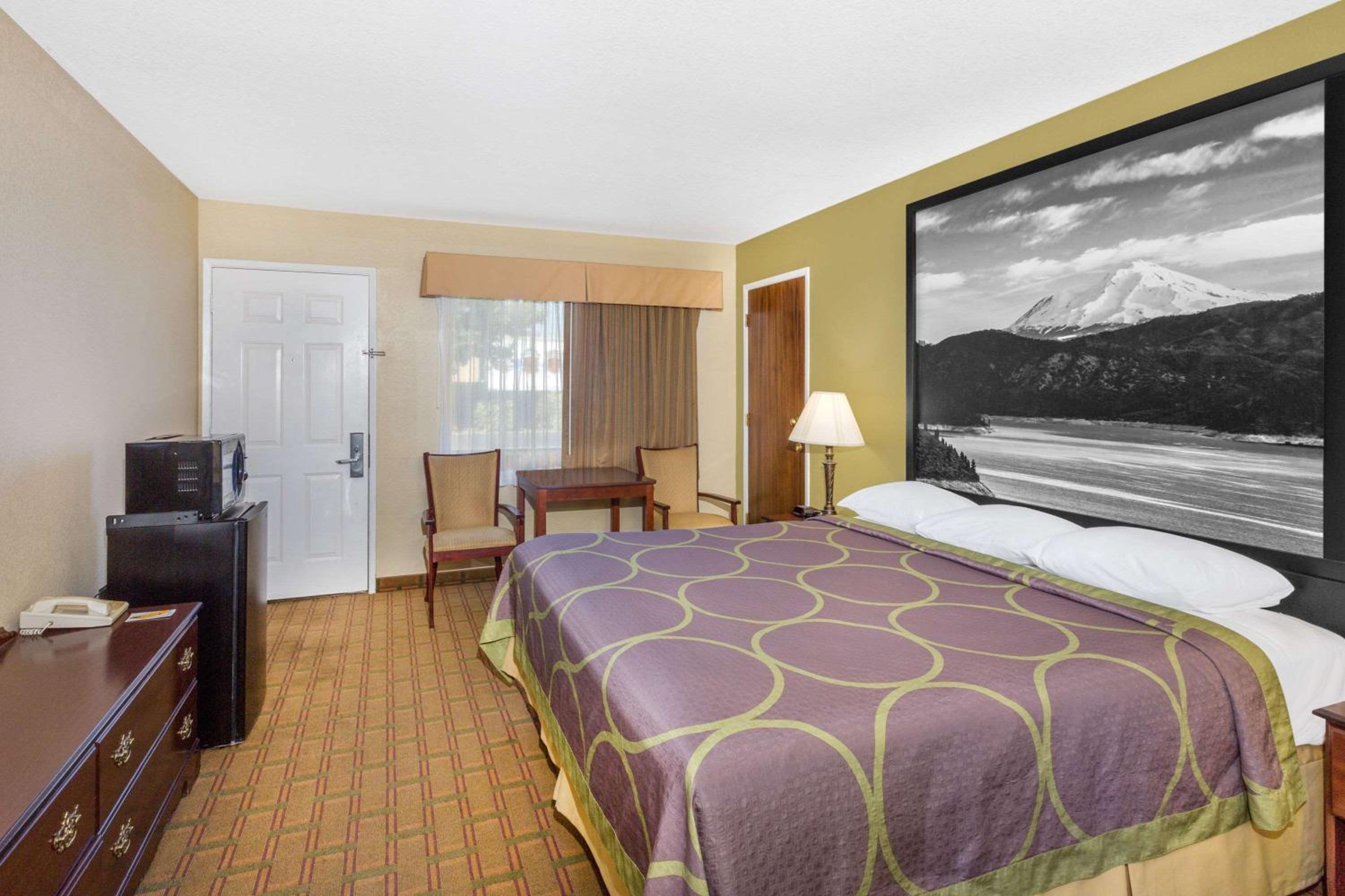 King Room - Non-Smoking - Photo 3