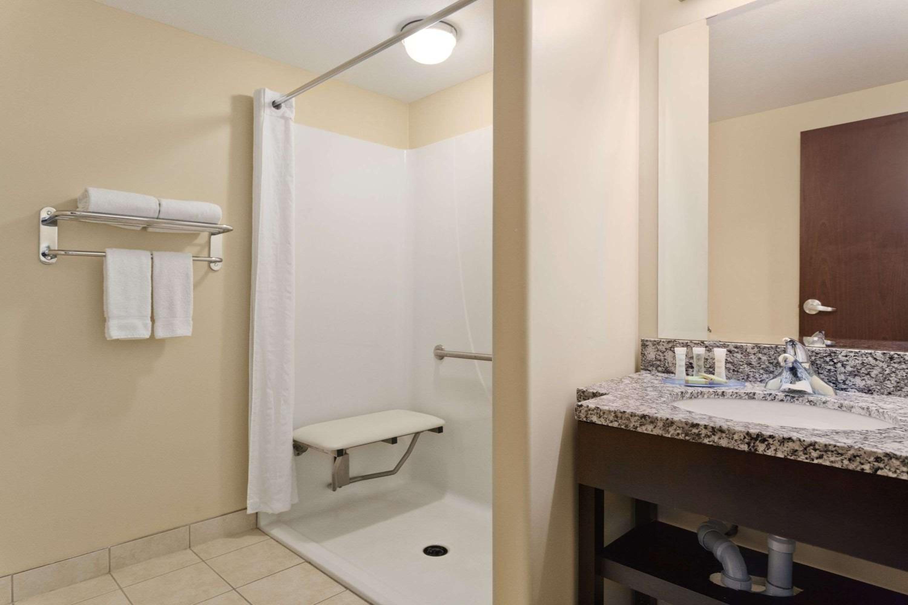 King Room - Disability Access/Non-Smoking - Photo 3