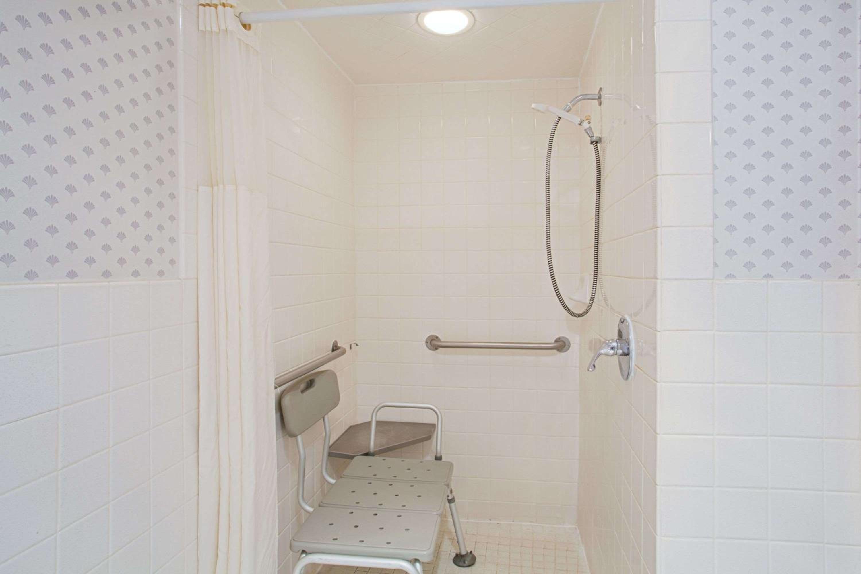 Queen Room - Disability Access - Non-Smoking - Photo 2