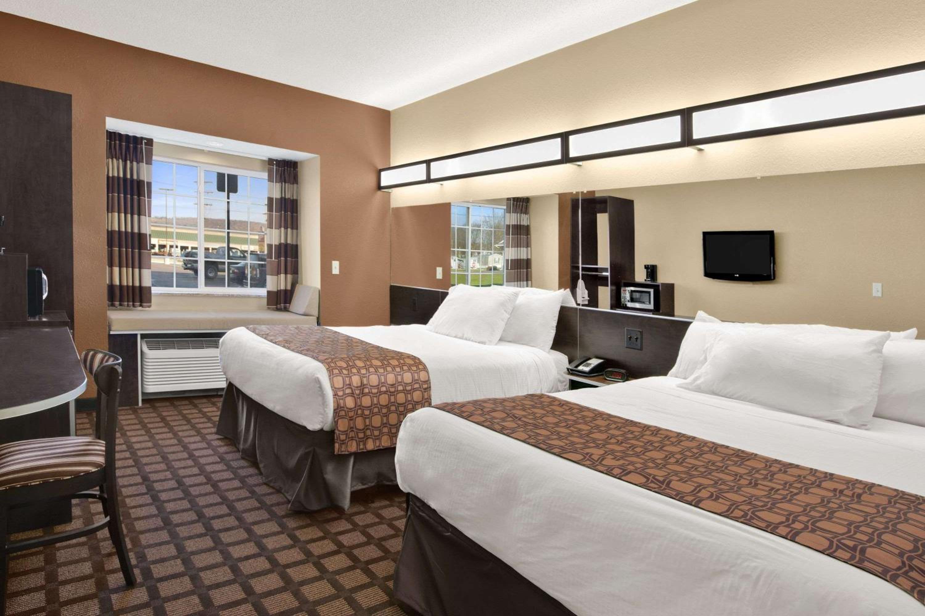 Queen Room with Two Queen Beds - Non-Smoking photo 3
