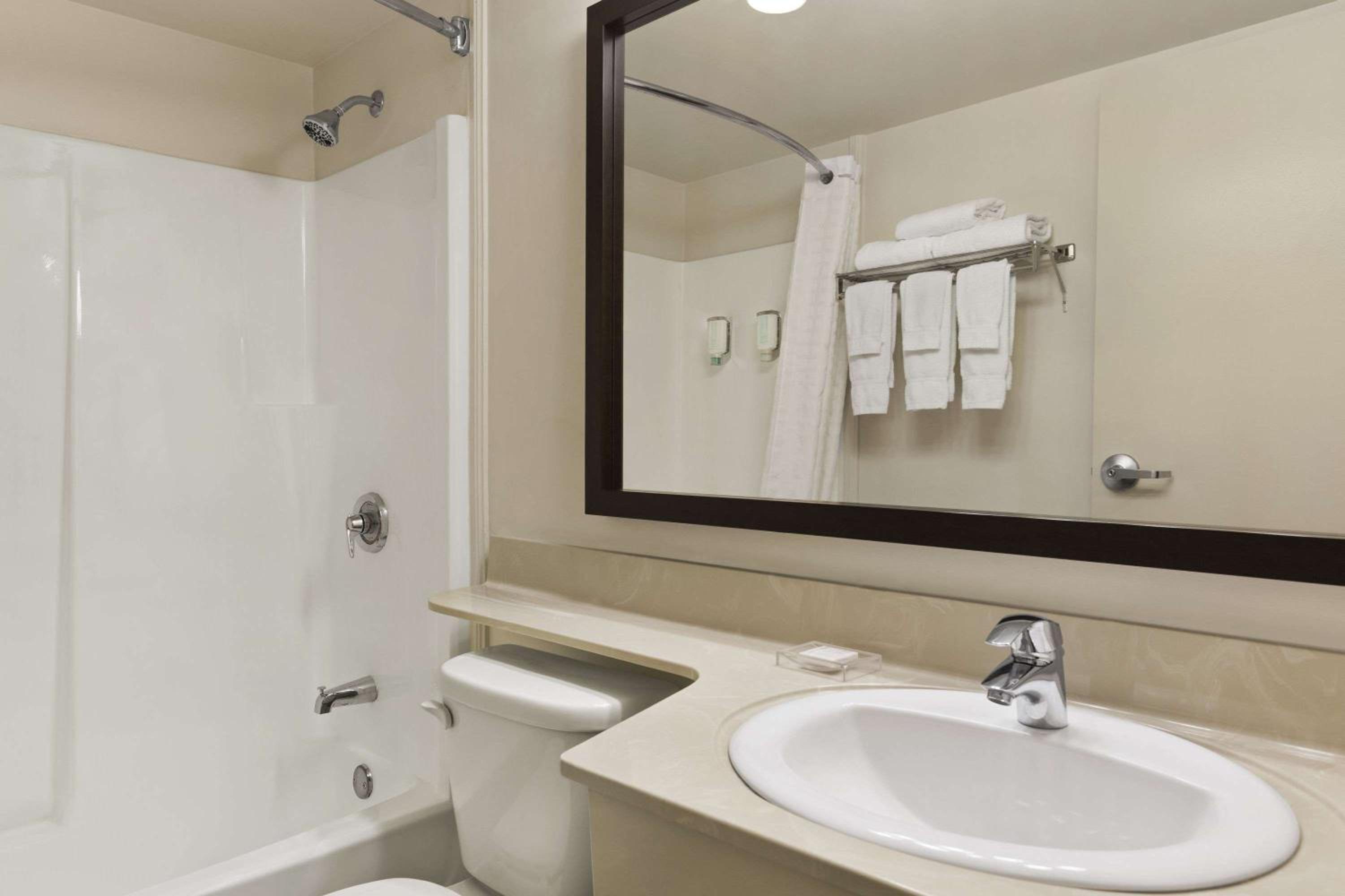 One-Bedroom Suite with Two King Beds - Non-Smoking - Photo 3