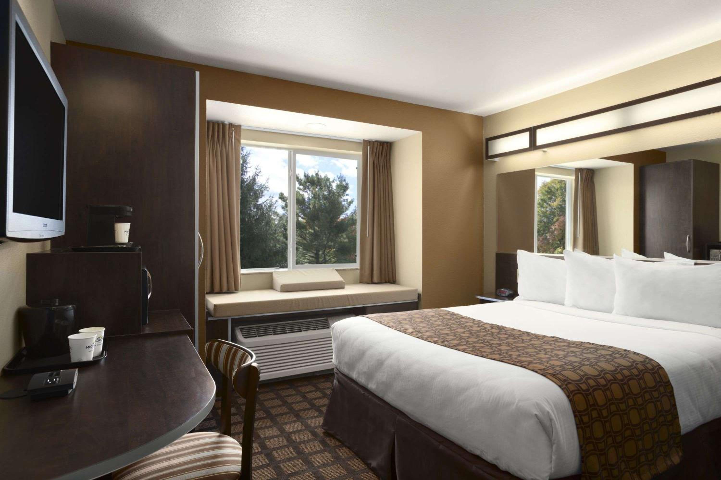 Queen Room with Roll-In Shower - Mobility/Hearing Accessible - Non-Smoking photo 3
