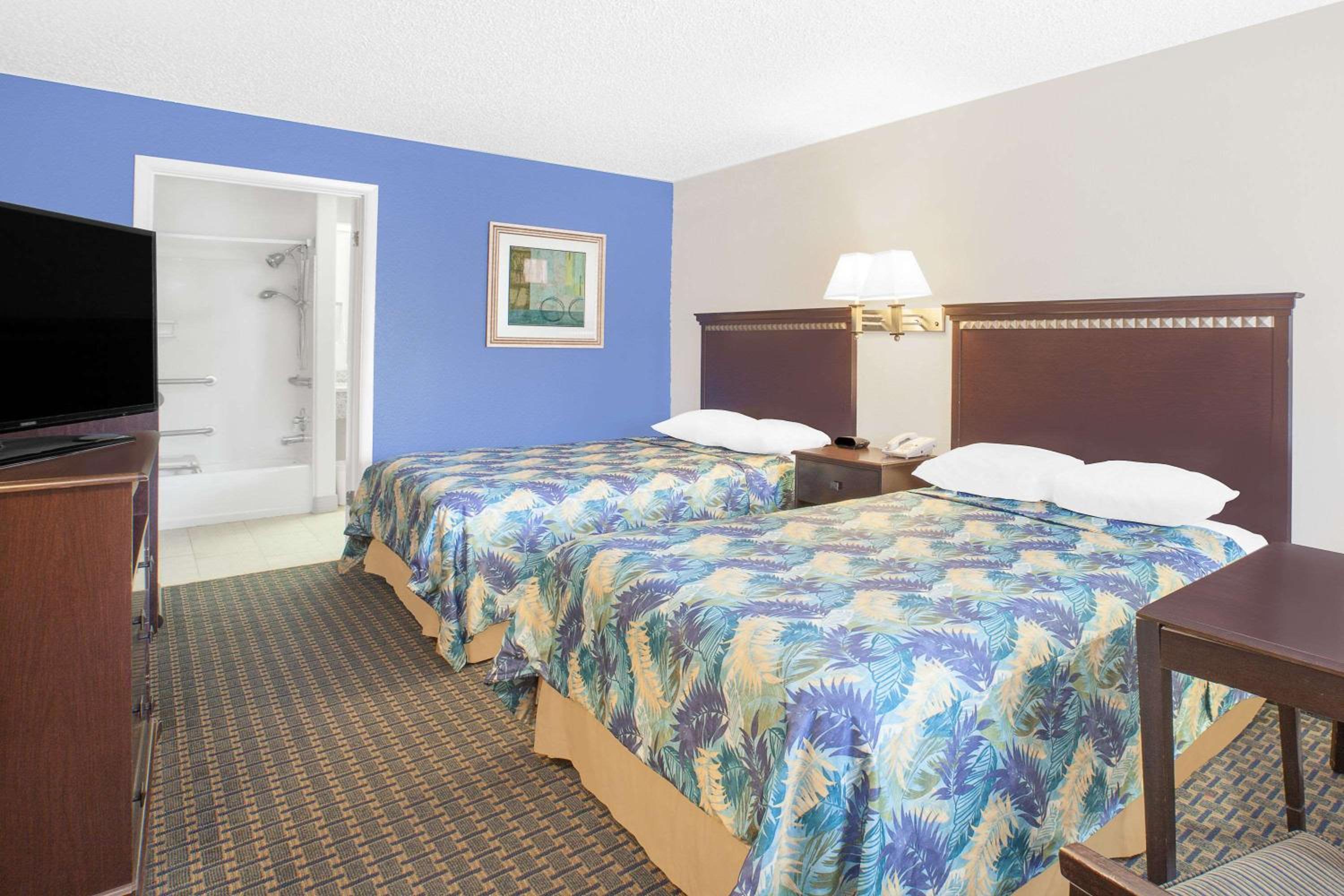 Queen Room with Two Queen Beds - Non-Smoking - Photo 3