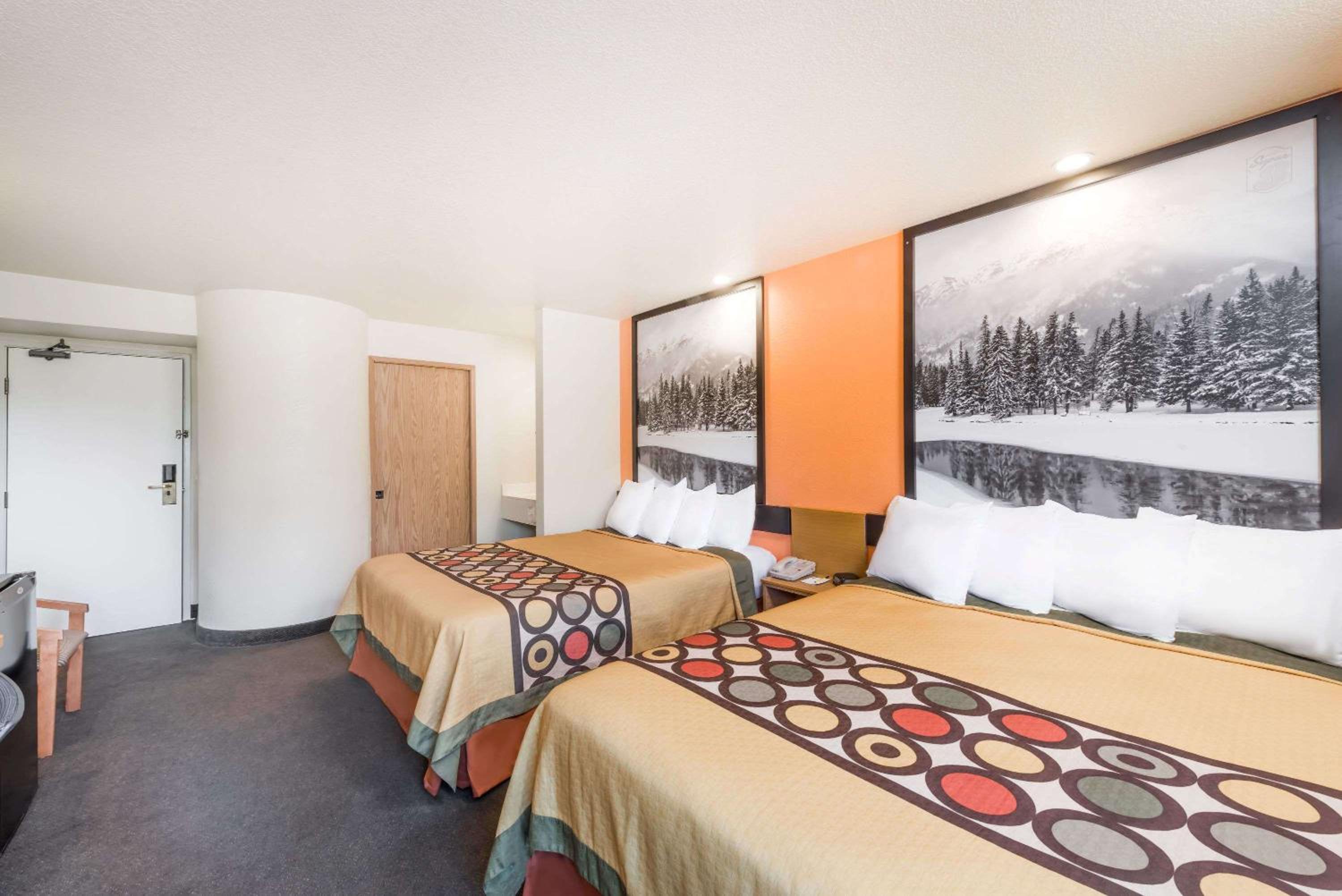 Queen Room with Two Queen Beds - Non-Smoking - Photo 1