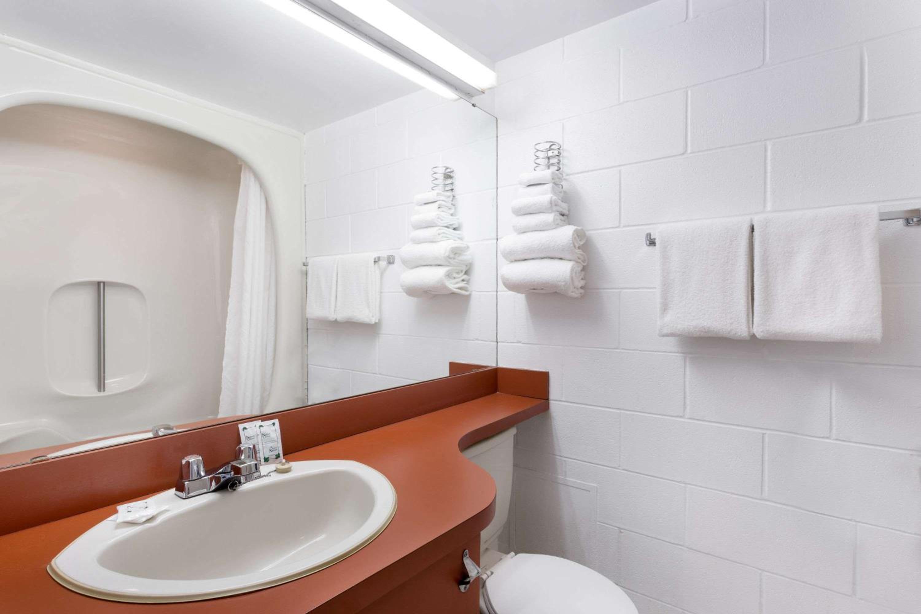 Double Room with Two Double Beds - Non-Smoking - Photo 3