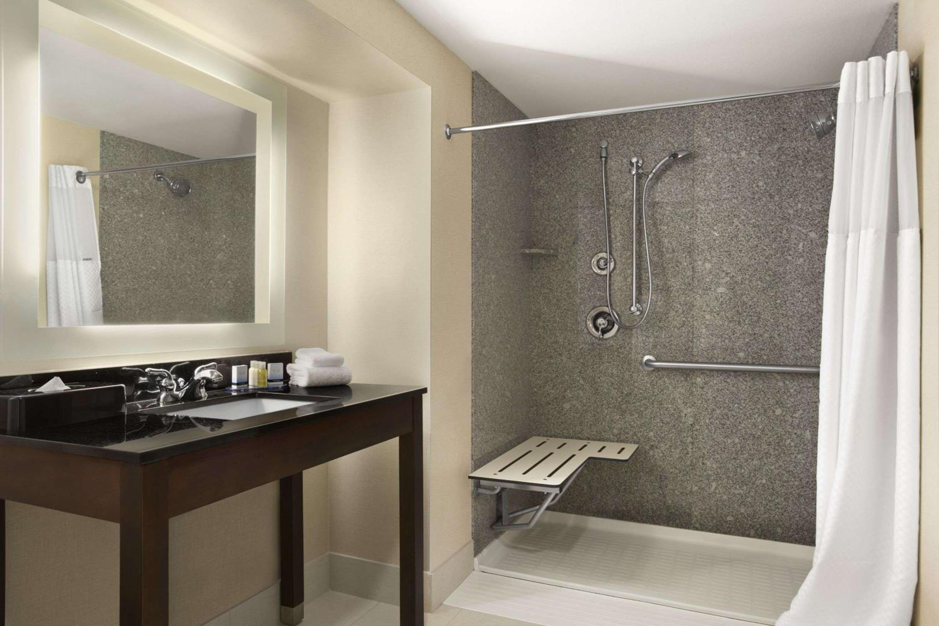 One-Bedroom Suite - Disability Access/Non-Smoking photo 3