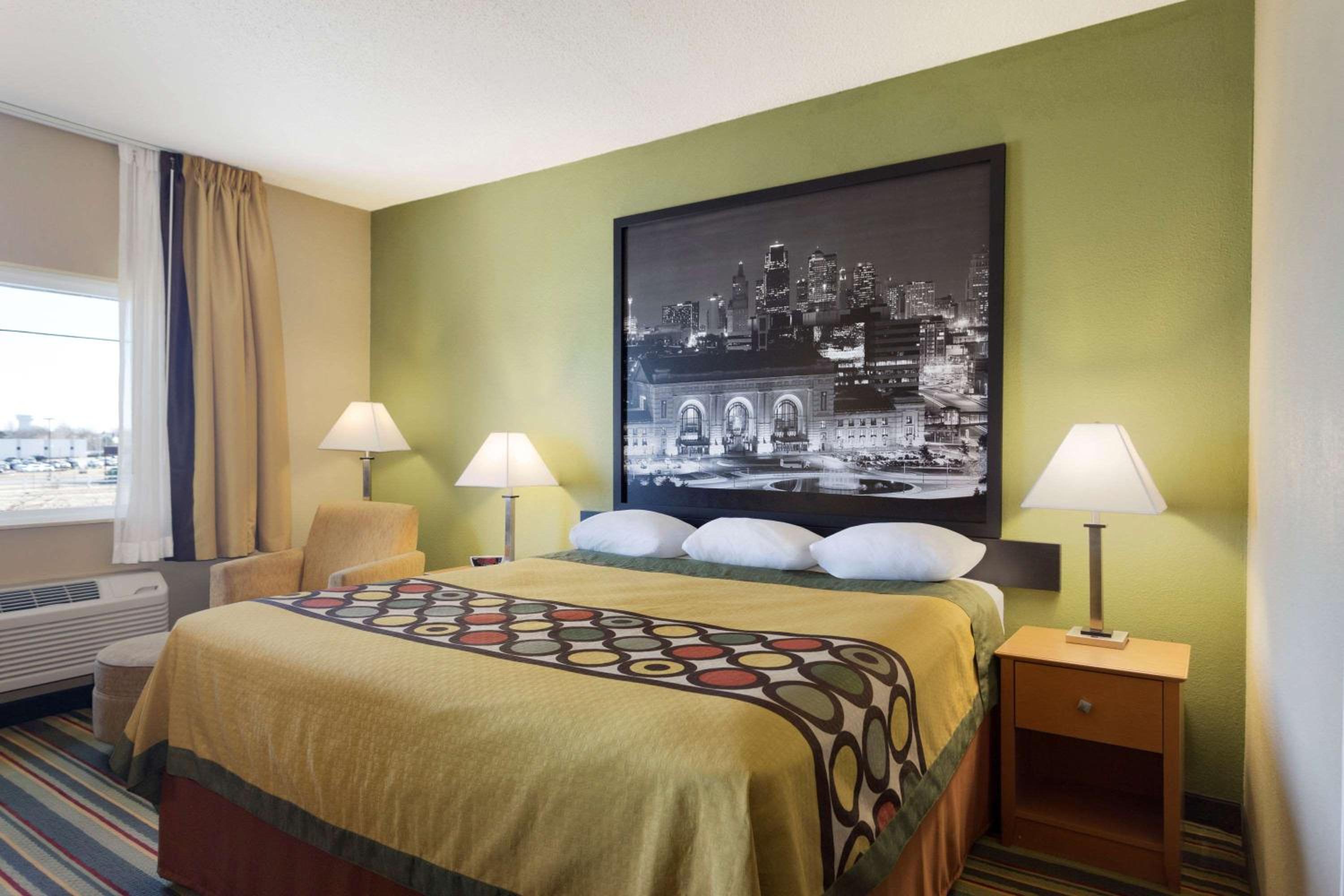 King Room - Non-Smoking - Photo 4