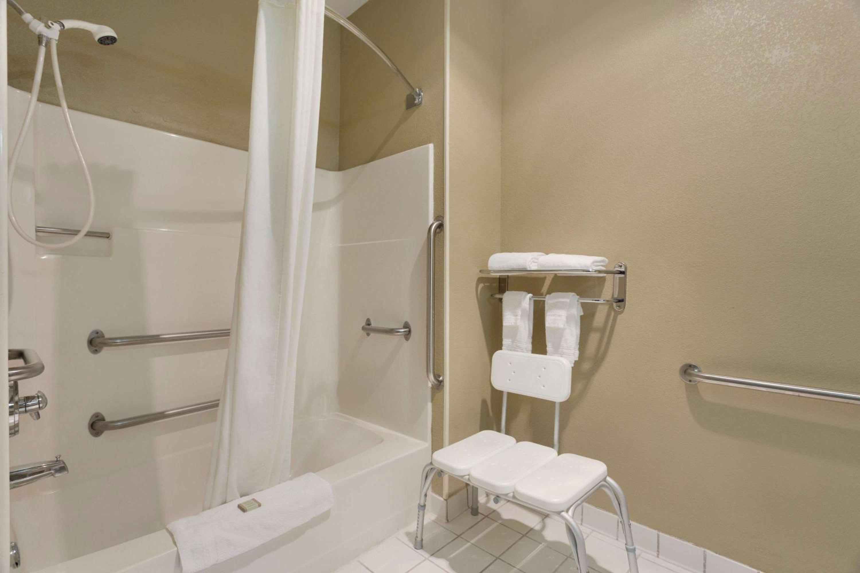 King Room - Disability Access - Non-Smoking - Photo 3